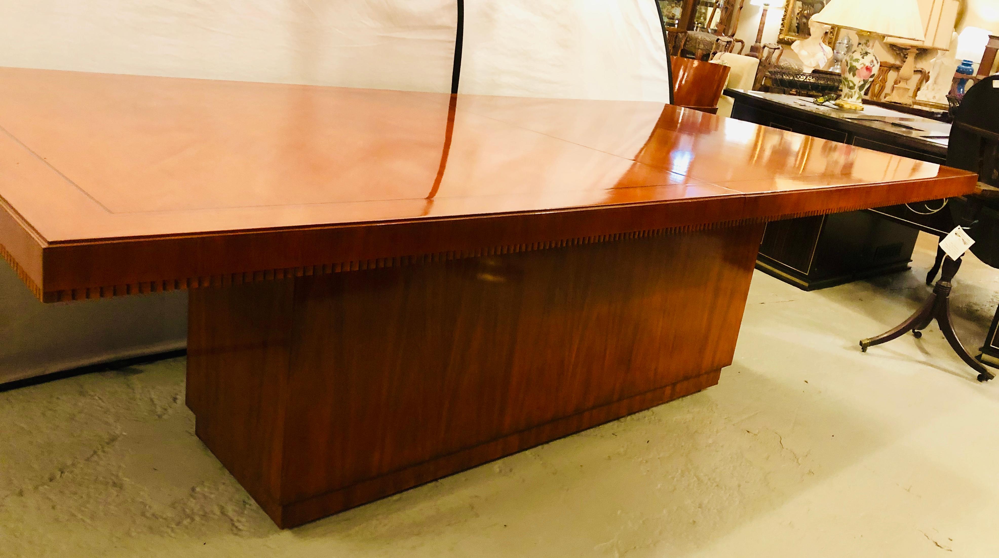 Hollywood Regency Table de salle à manger Modernity Wood Solid Wood Walnut Veneer Labeled