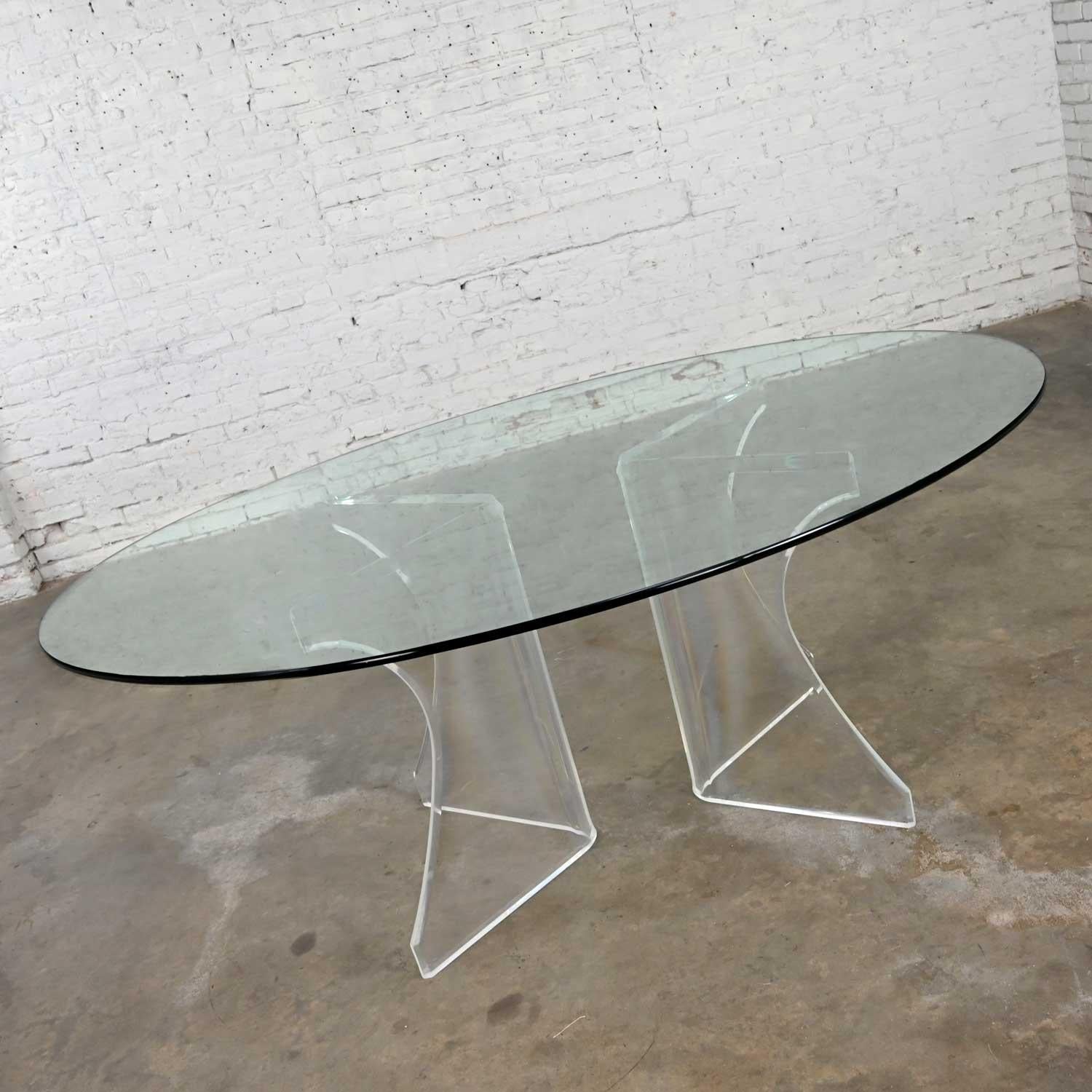 Moderne Table de salle à manger sculpturale Art Déco Hollywood Regency en lucite avec plateau en verre ovale en vente