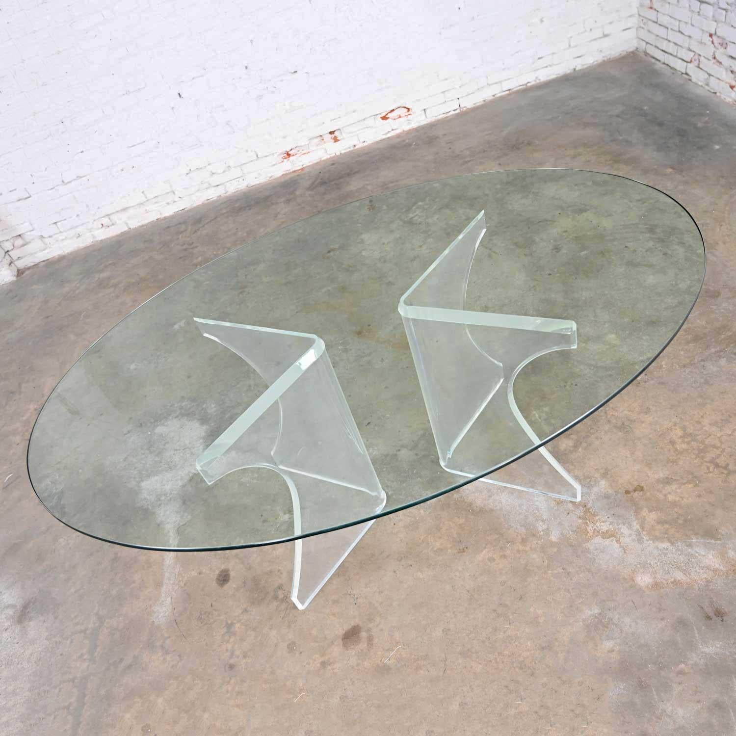 Table de salle à manger sculpturale Art Déco Hollywood Regency en lucite avec plateau en verre ovale en vente 1