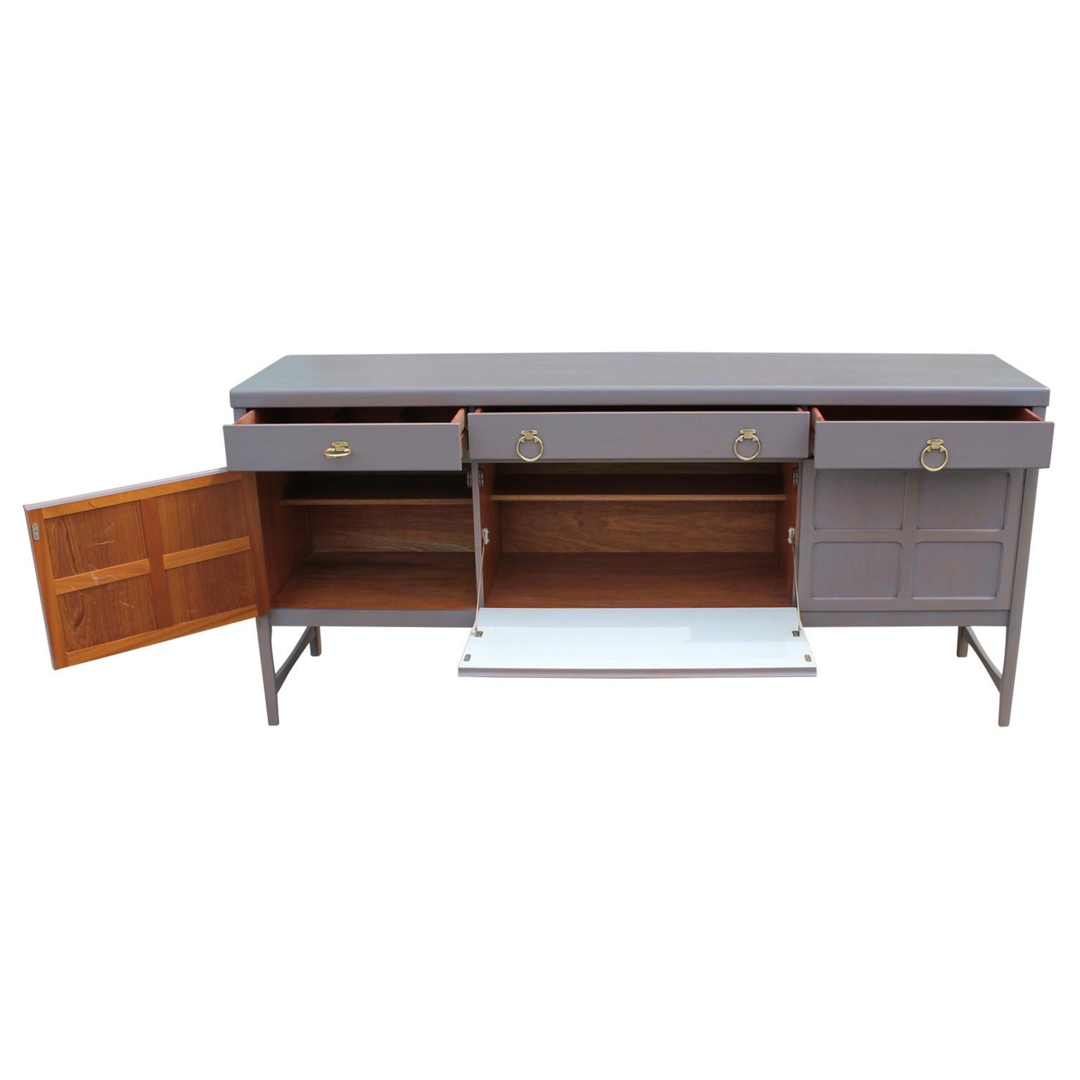 Modern Hollywood Regency Grey Sideboard with Brass Ring Handles (Mitte des 20. Jahrhunderts)