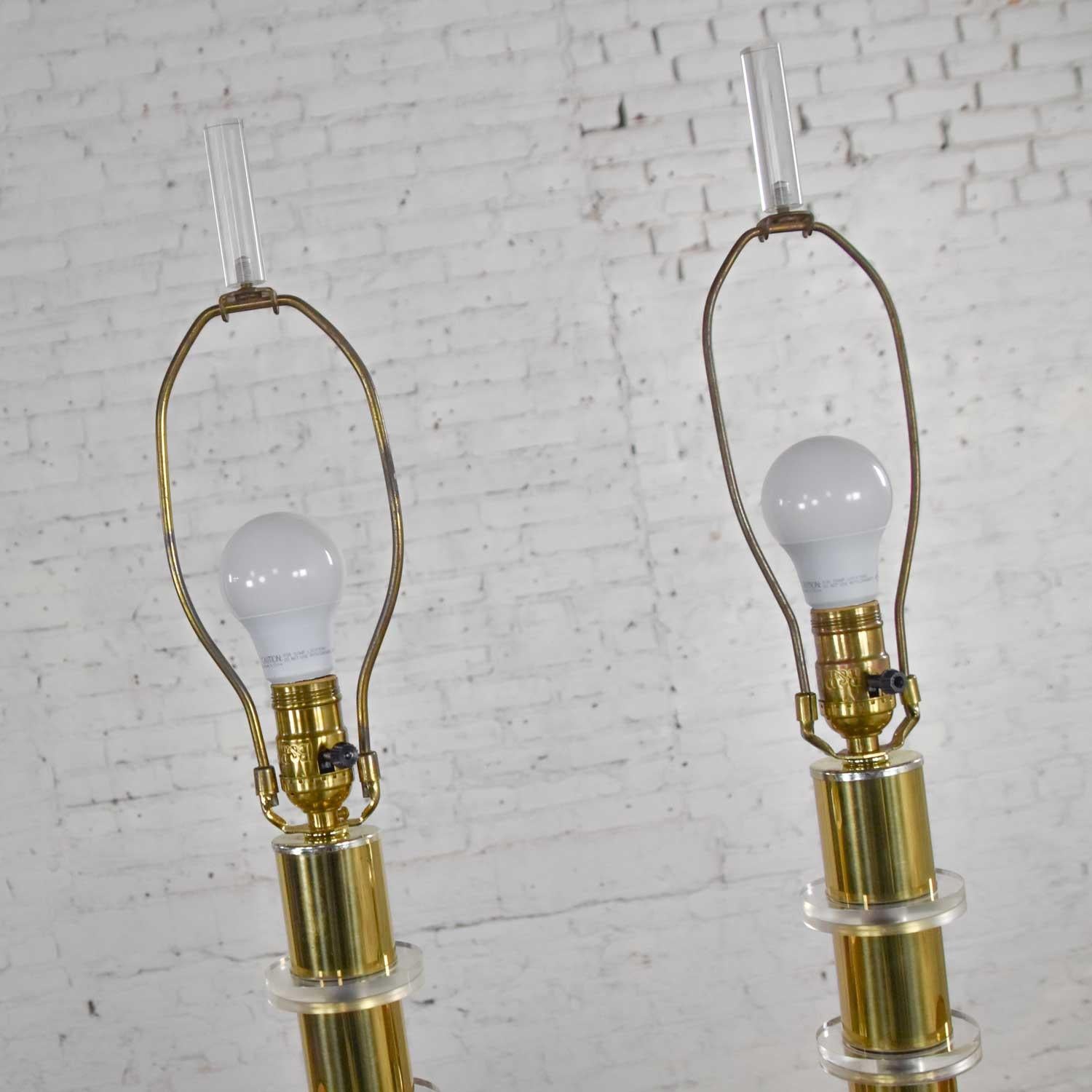 Modern Hollywood Regency Lucite & Brass Plate Lamps a Pair Style Karl Springer For Sale 5