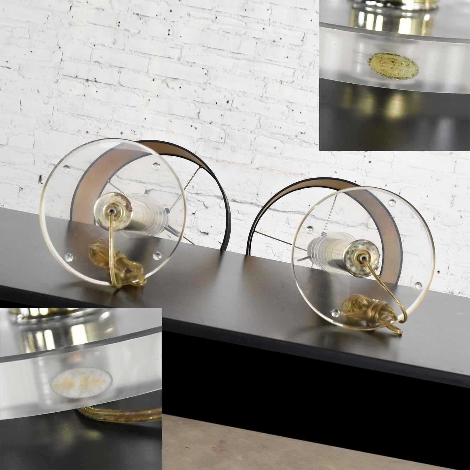 Lampade moderne Hollywood Regency in lucite e ottone a coppia stile Karl Springer in vendita 6