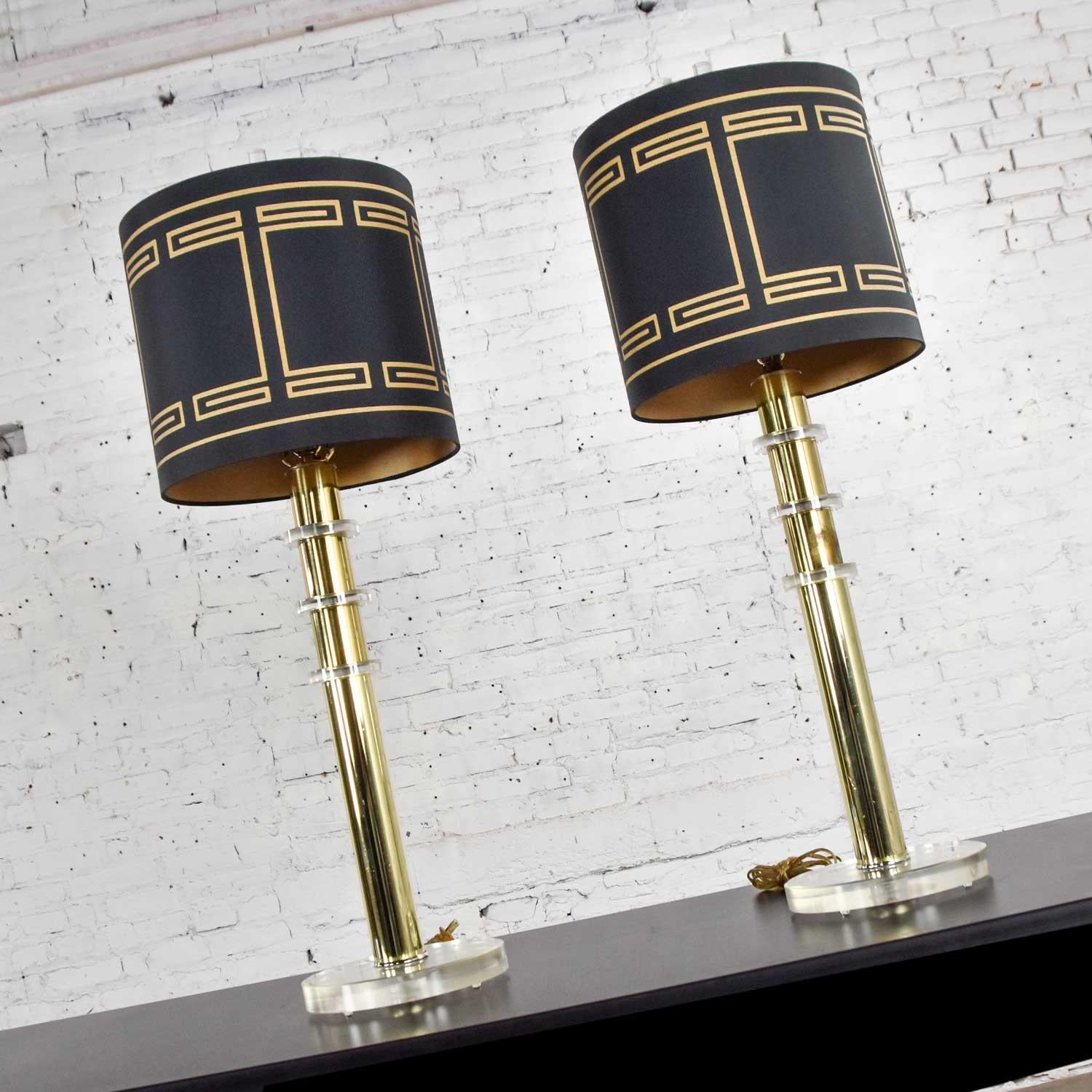 Lampade moderne Hollywood Regency in lucite e ottone a coppia stile Karl Springer in vendita 2