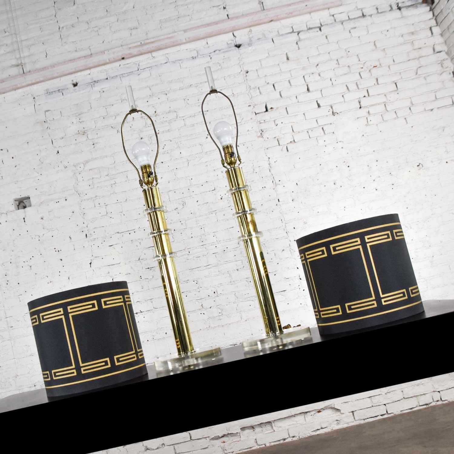 Modern Hollywood Regency Lucite & Brass Plate Lamps a Pair Style Karl Springer For Sale 4