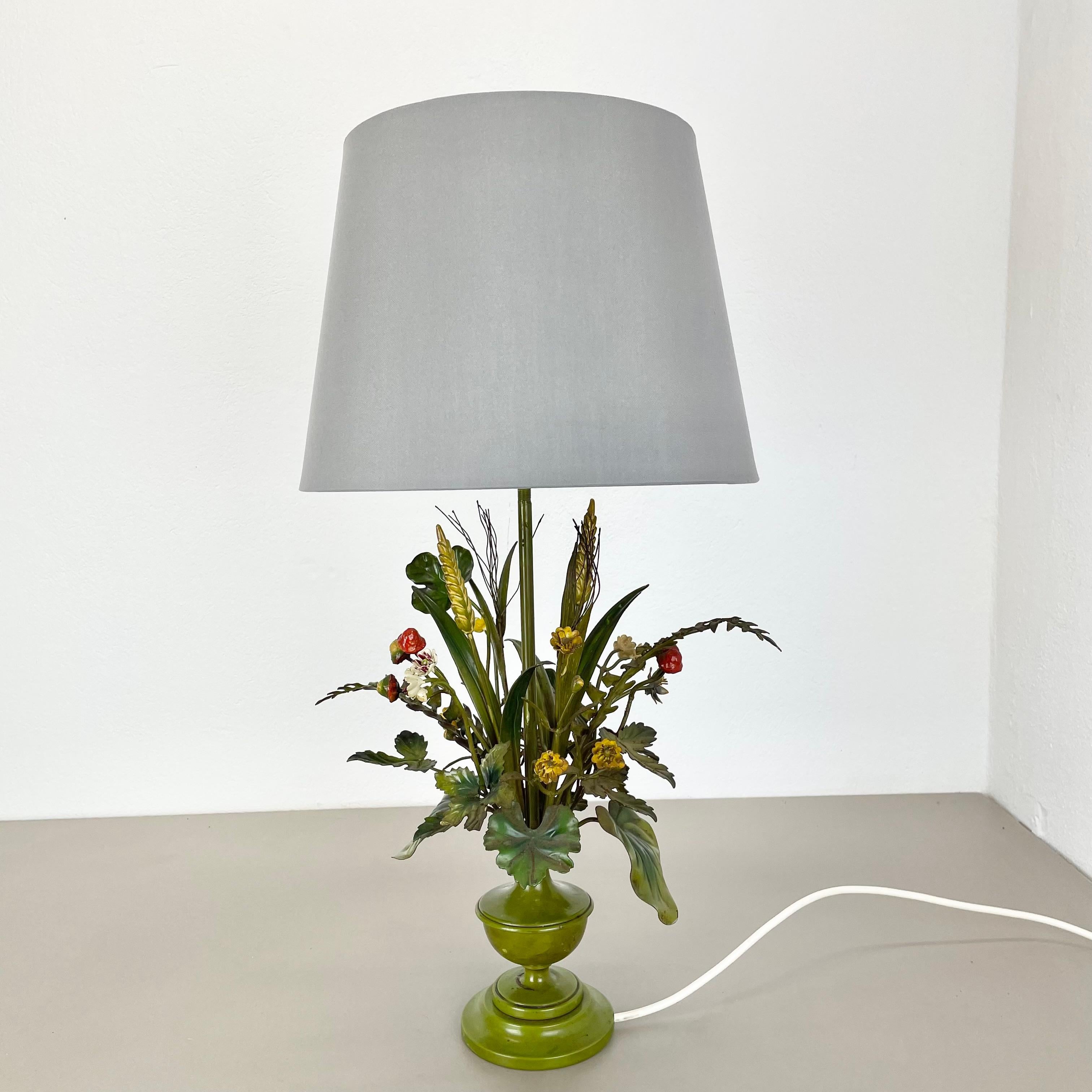 Articolo:

base per lampada da tavolo, BOUQUET DI FIORI


Origine:

Italia



Età:

1950s



Questa base per lampada da tavolo vintage è stata prodotta negli anni '50 in Italia. La base ha una fantastica forma di BOUQUET DI FIORI in metallo, che