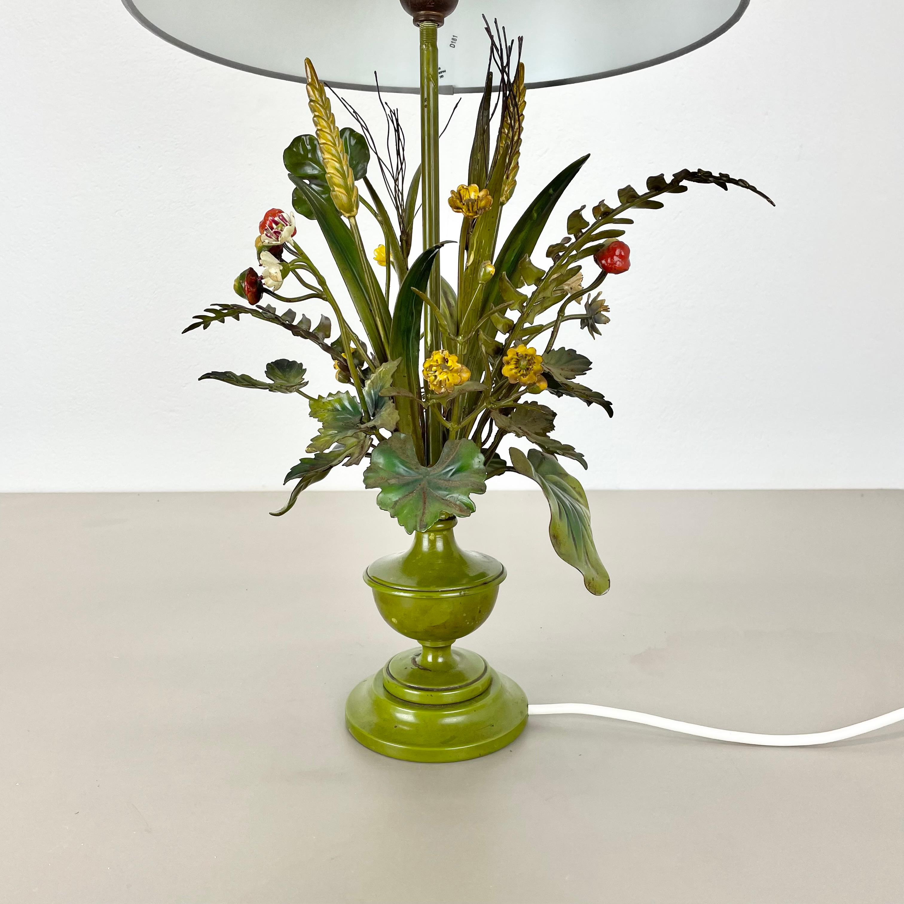 Italiano tavolo moderno Hollywood regency in metallo 47cm FLOWER BOUQUET Base per luce, Italia anni '50 in vendita