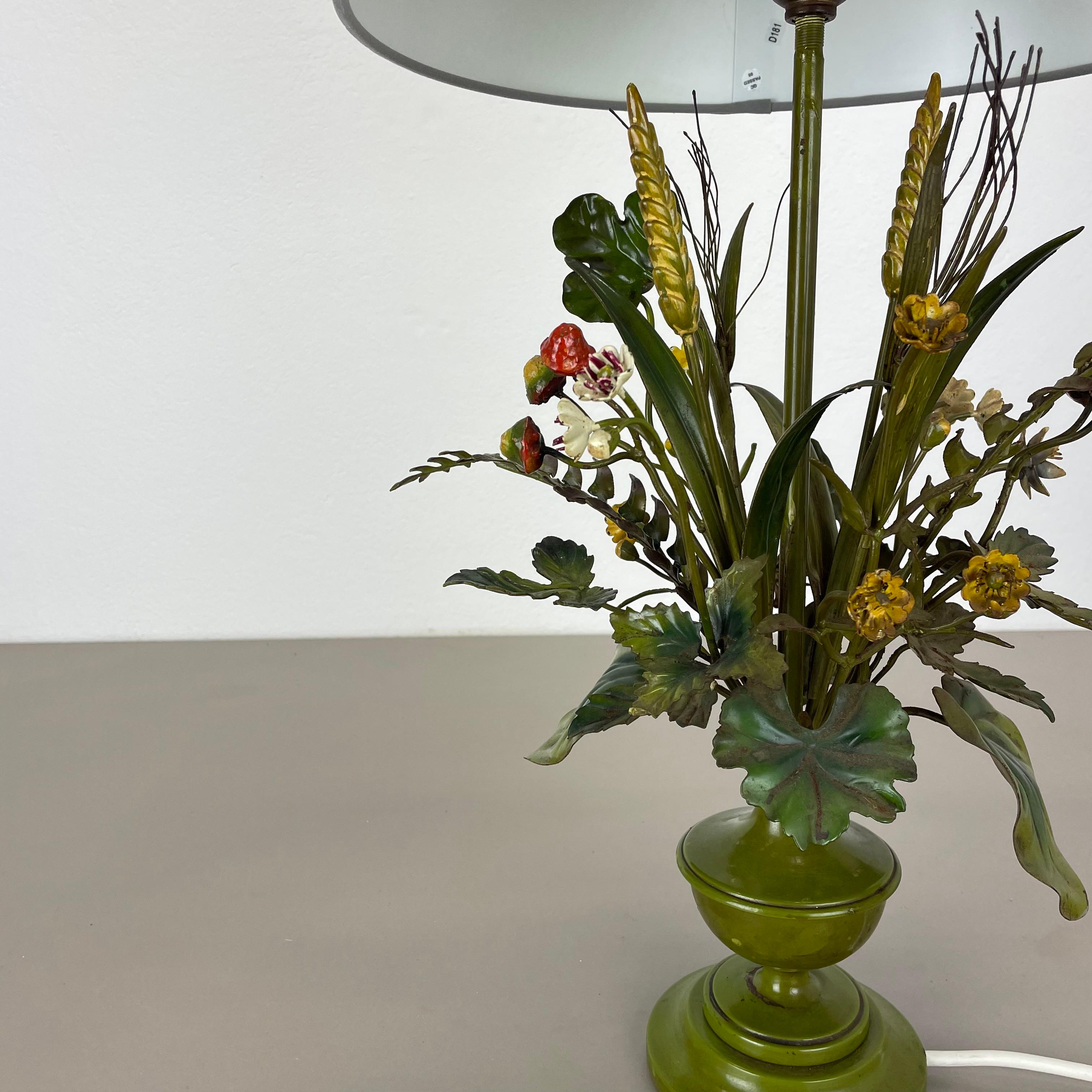 tavolo moderno Hollywood regency in metallo 47cm FLOWER BOUQUET Base per luce, Italia anni '50 In condizioni buone in vendita a Kirchlengern, DE