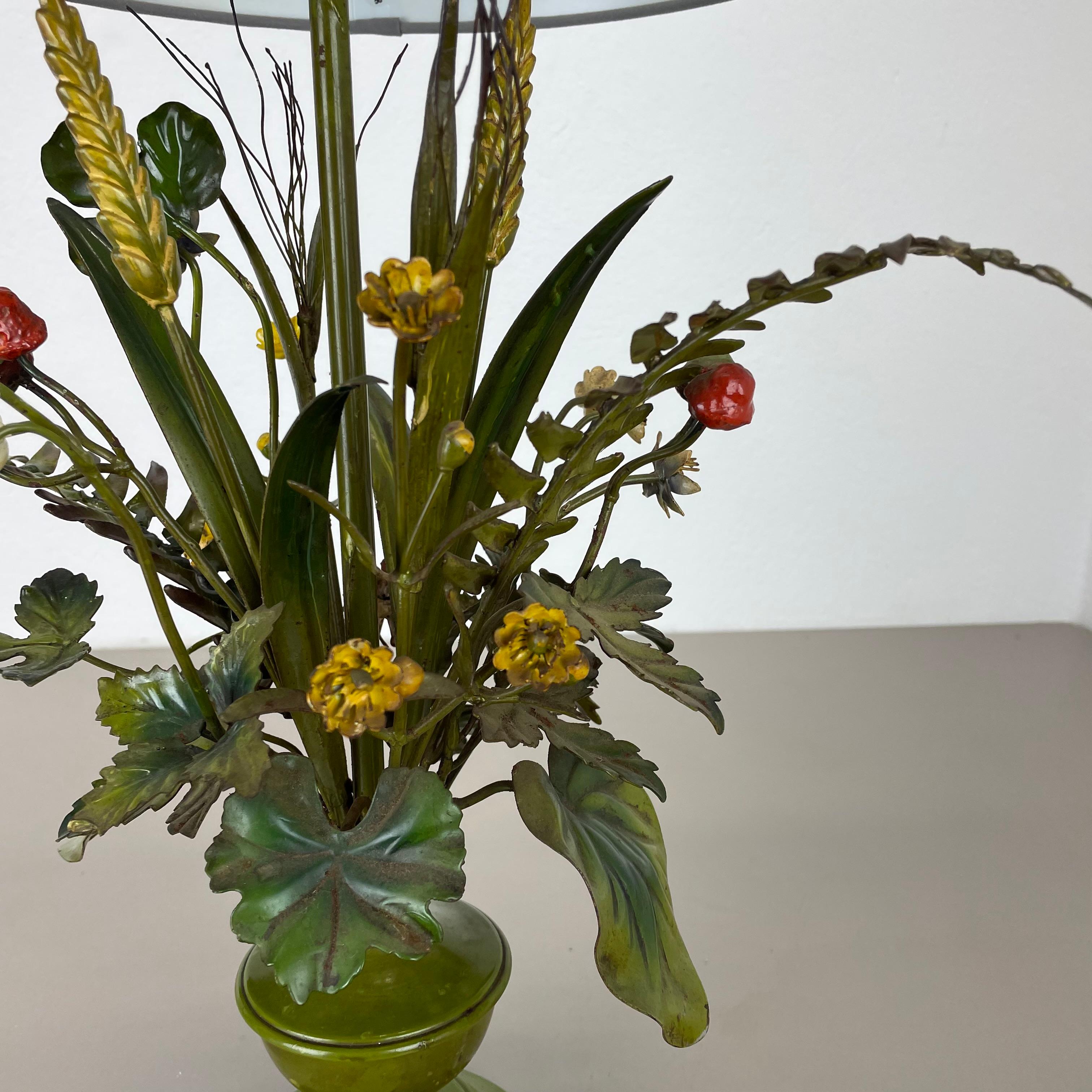 XX secolo tavolo moderno Hollywood regency in metallo 47cm FLOWER BOUQUET Base per luce, Italia anni '50 in vendita