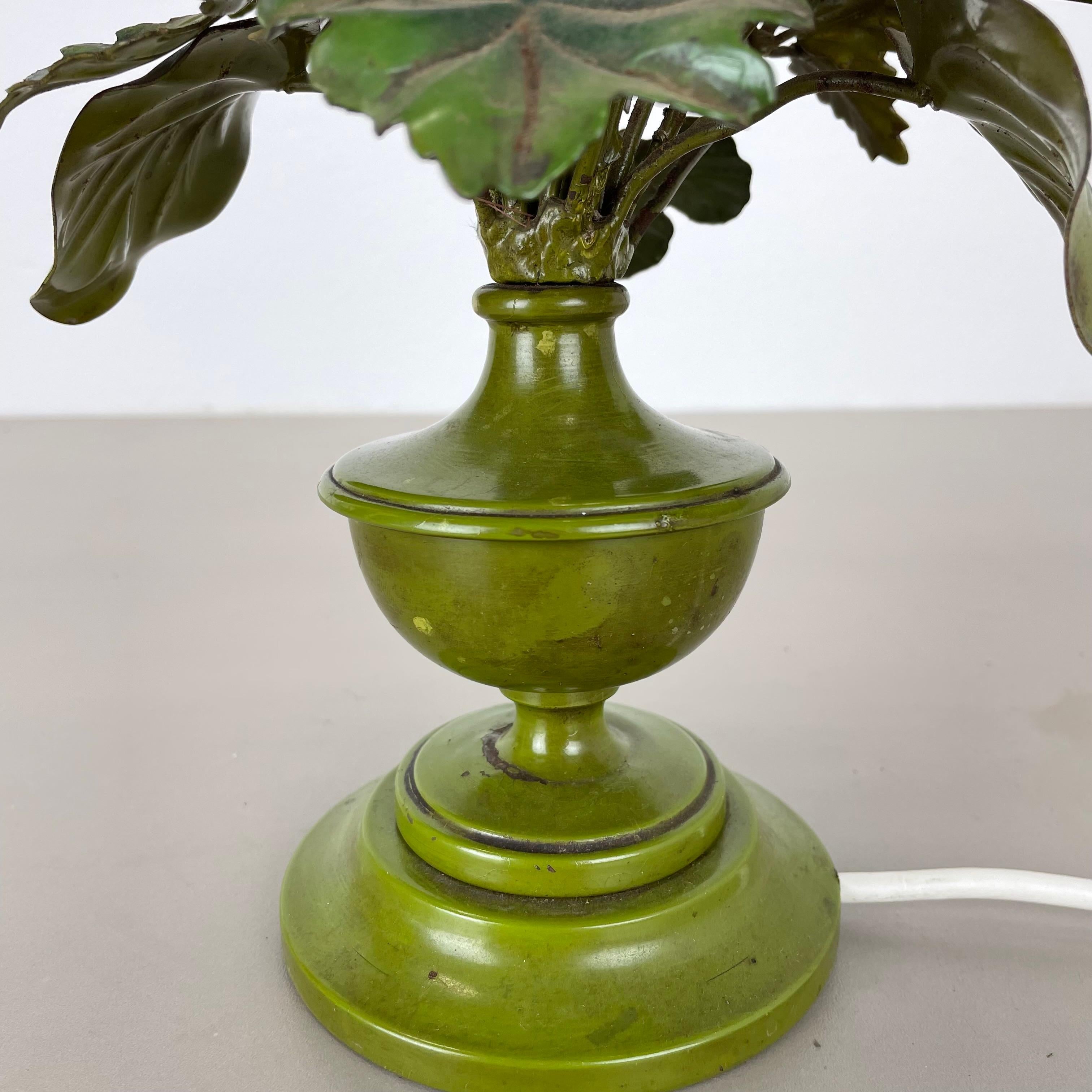 tavolo moderno Hollywood regency in metallo 47cm FLOWER BOUQUET Base per luce, Italia anni '50 in vendita 1