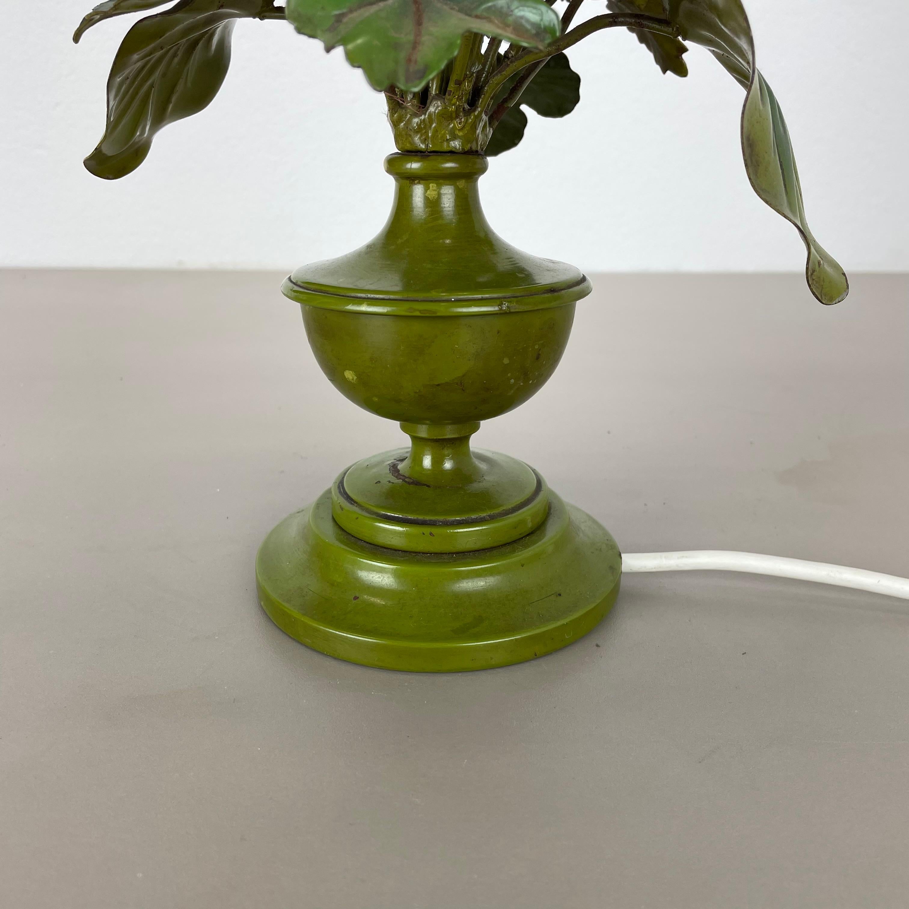 tavolo moderno Hollywood regency in metallo 47cm FLOWER BOUQUET Base per luce, Italia anni '50 in vendita 2