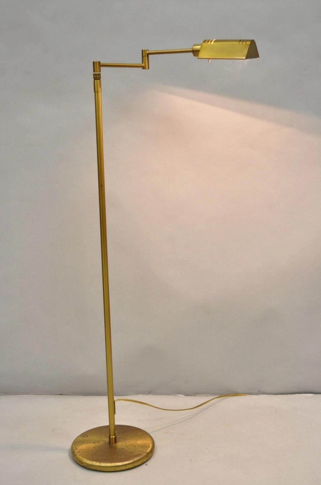 Holtkötter Leuchten, lampada da terra da farmacia regolabile in ottone con altezza regolabile. Manca la catena di trazione, ma il dimmer/controller a pedale è incluso. Circa alla fine del XX secolo. Misure: x 40,5