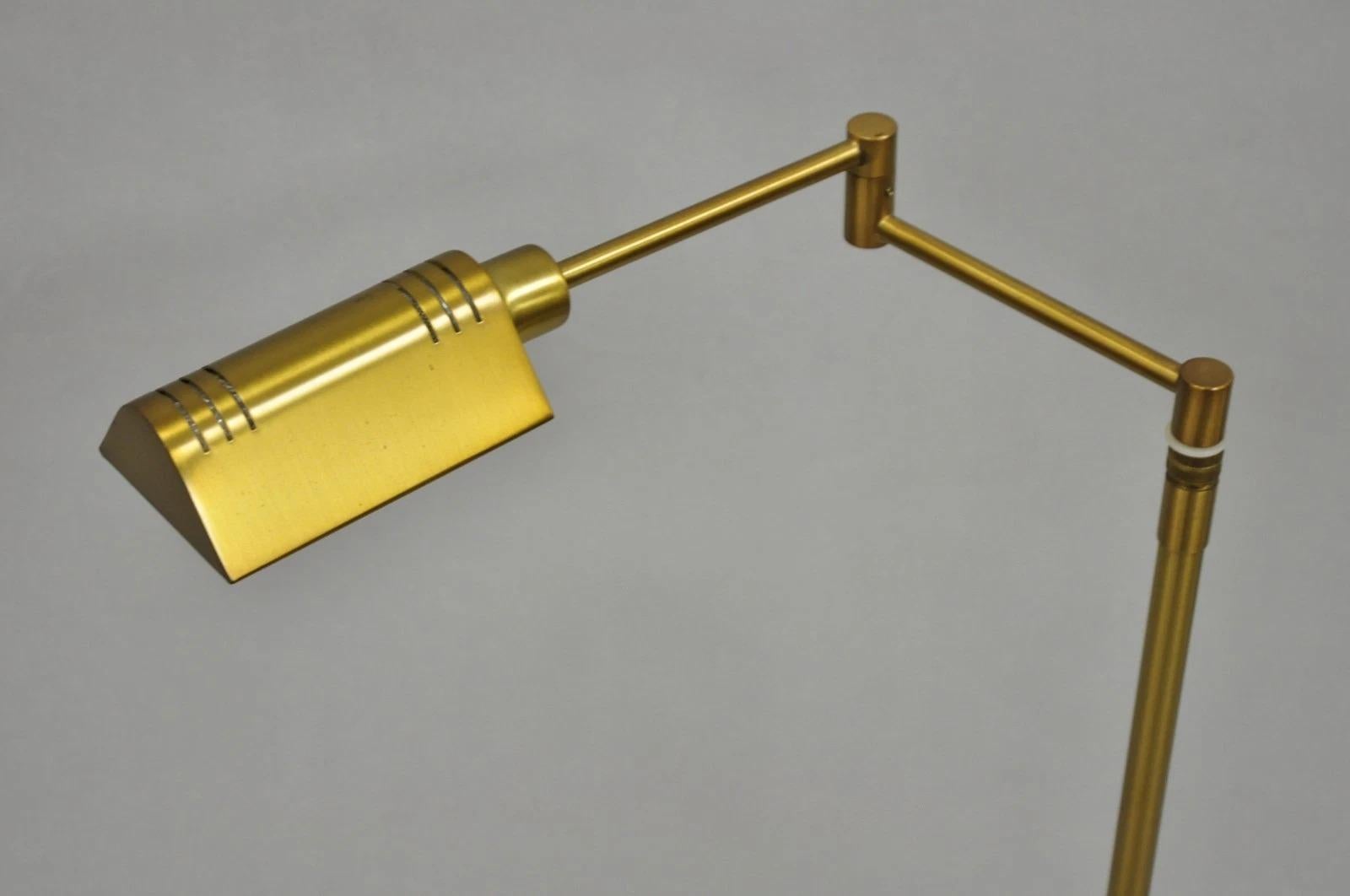 Mid-Century moderno Lampada da terra moderna Holtkötter Leuchten regolabile in ottone per la lettura della farmacia in vendita