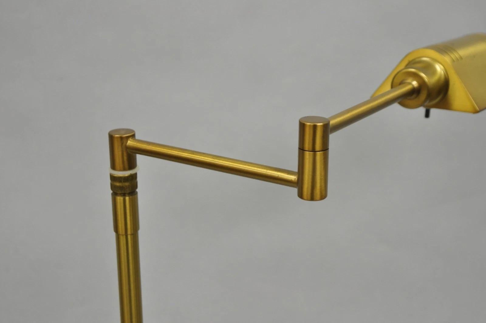 Lampada da terra moderna Holtkötter Leuchten regolabile in ottone per la lettura della farmacia In condizioni buone in vendita a Philadelphia, PA