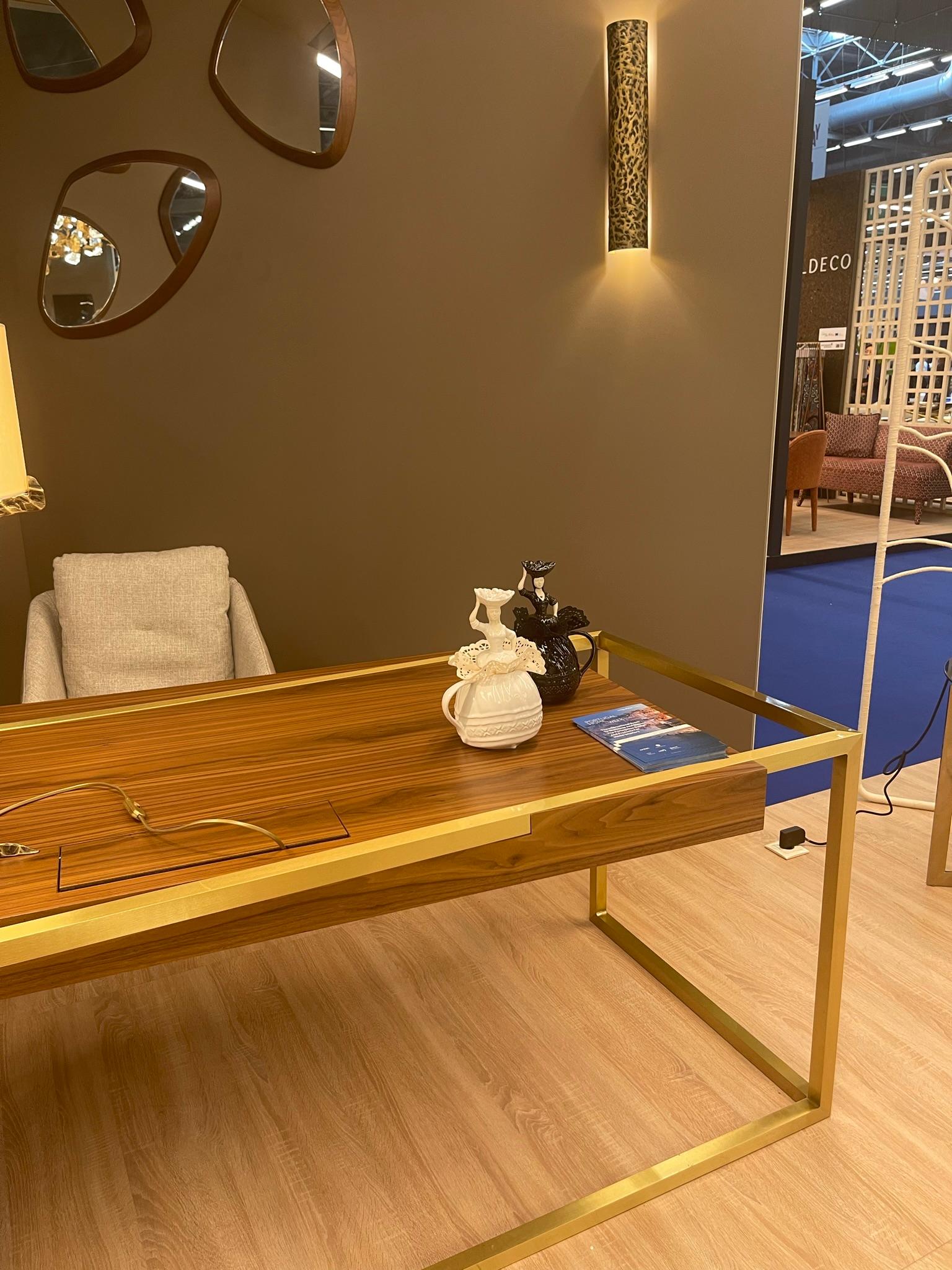Portugais The Moderns Office Accent Writing Executive Desk Walnut Brushed Brass En stock en vente