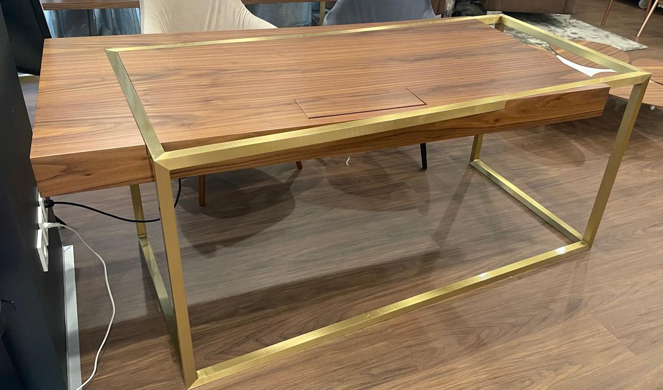 Moderner Schreibtisch für das Heimbüro aus Walnussholz und gebürstetem Messing im Zustand „Neu“ im Angebot in Vila Nova Famalicão, PT