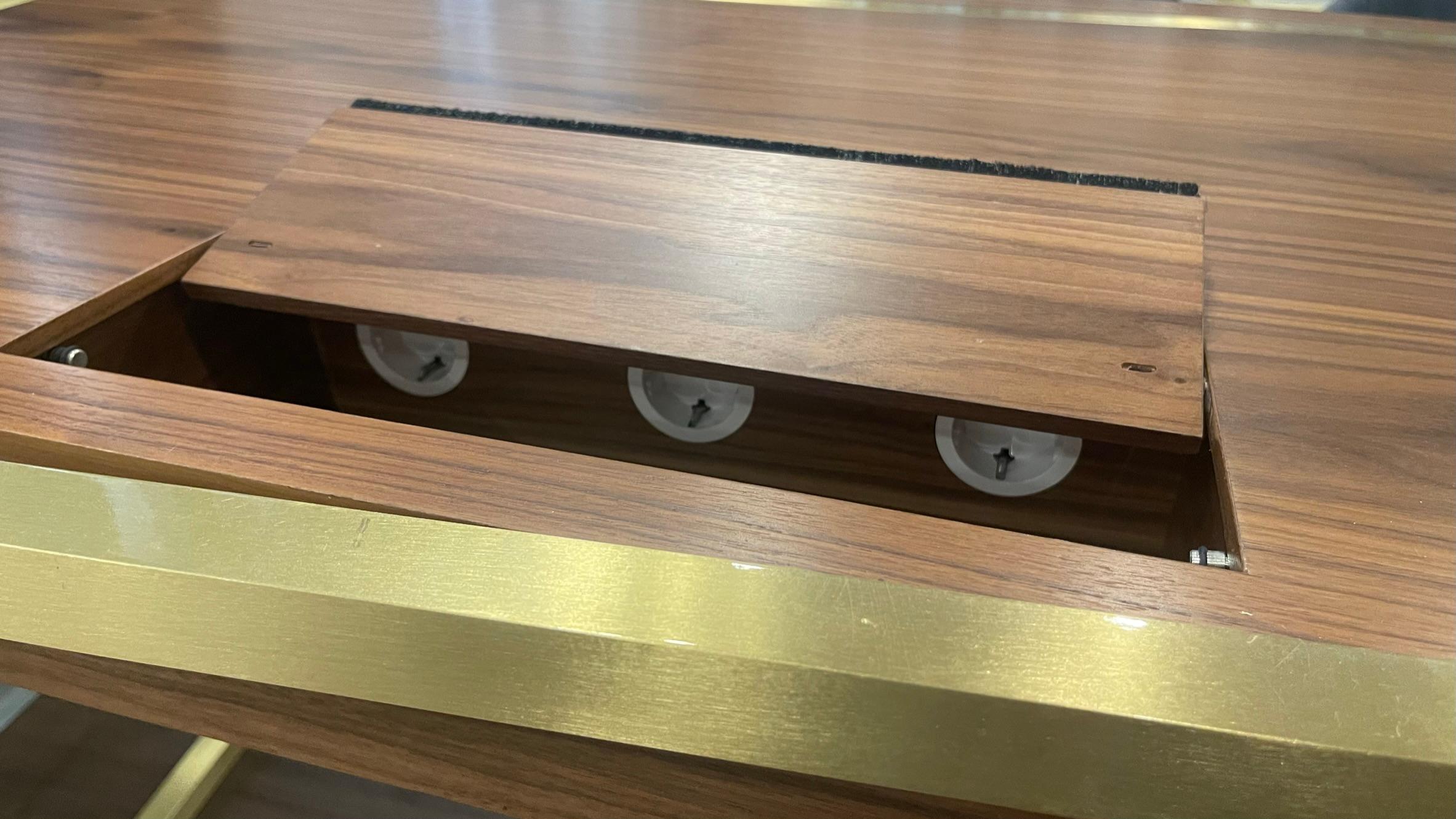 Moderner Schreibtisch für das Heimbüro aus Walnussholz und gebürstetem Messing (Metall) im Angebot