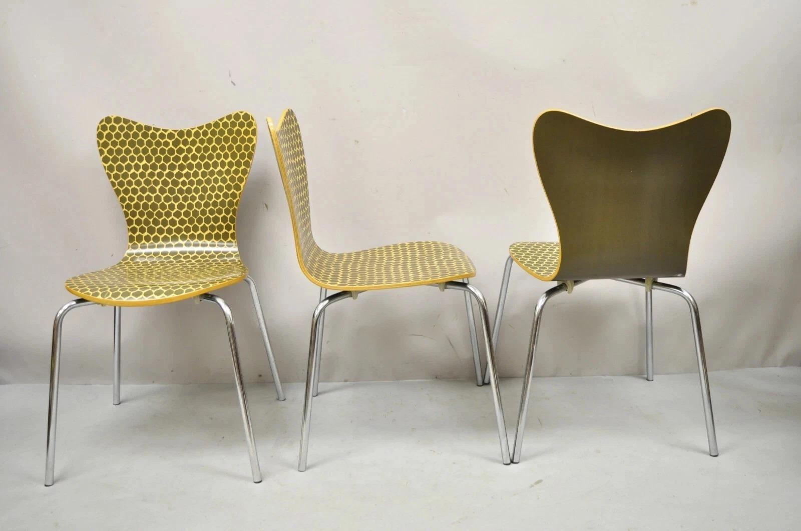 Chaises d'appoint modernes en nid d'abeilles Arne Jacobsen Série 7 - Lot de 3 en vente 3