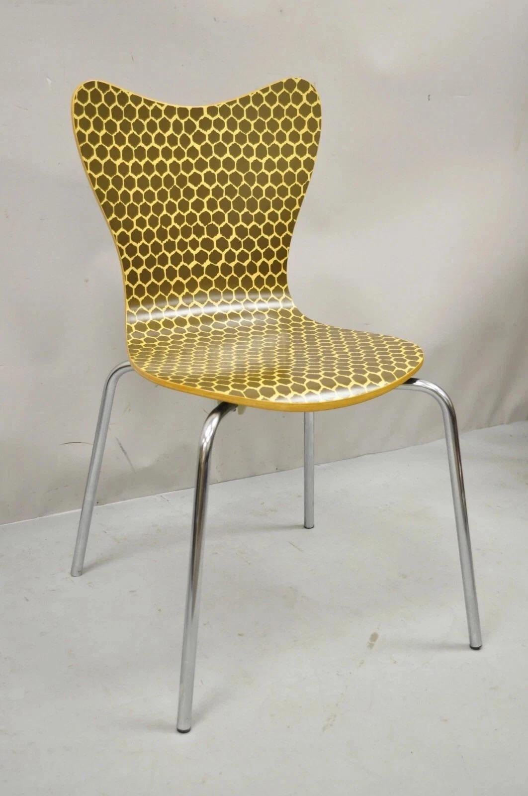Chaises d'appoint modernes en nid d'abeilles Arne Jacobsen Série 7 - Lot de 3 en vente 5
