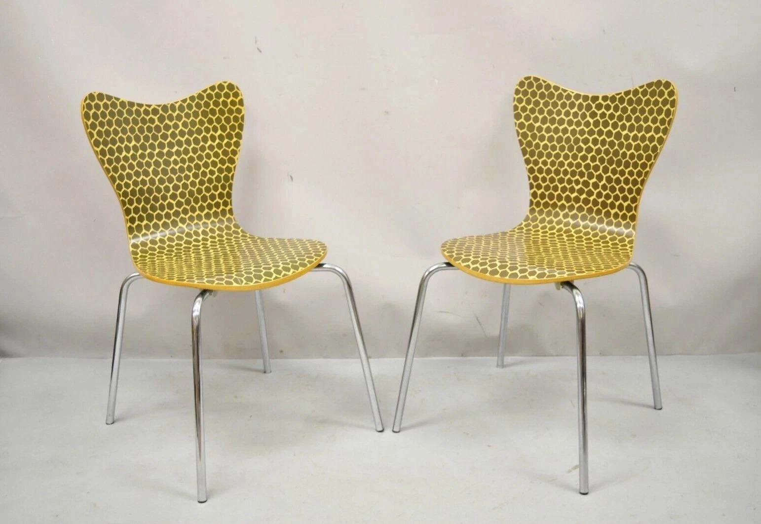 Veuillez nous envoyer un message avec votre code postal pour demander un devis plus raisonnable pour les frais d'expédition aux États-Unis.

Chaises d'appoint modernes et contemporaines en nid d'abeille dans le style de la série 7 d'Arne Jacobsen -