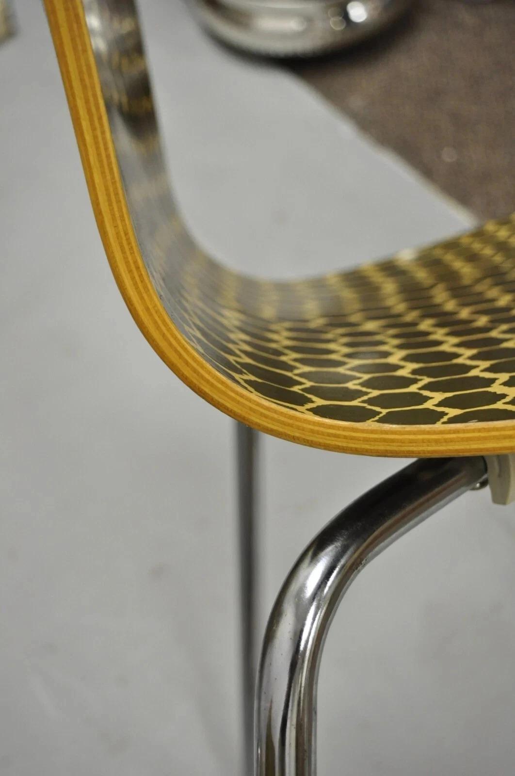 Chaises d'appoint modernes en nid d'abeilles Arne Jacobsen Série 7 - Lot de 3 Bon état - En vente à Philadelphia, PA