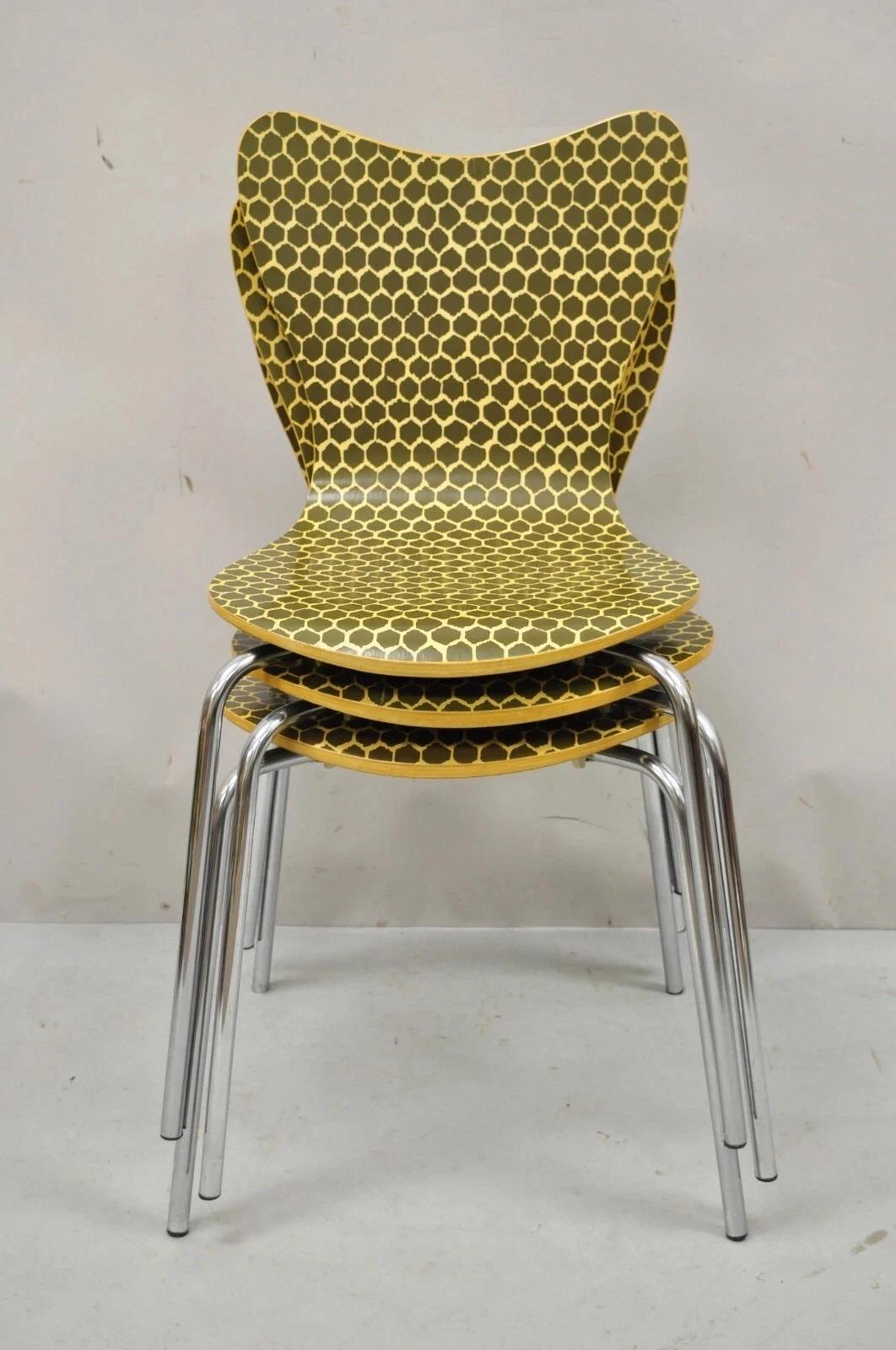 Chaises d'appoint modernes en nid d'abeilles Arne Jacobsen Série 7 - Lot de 3 en vente 1