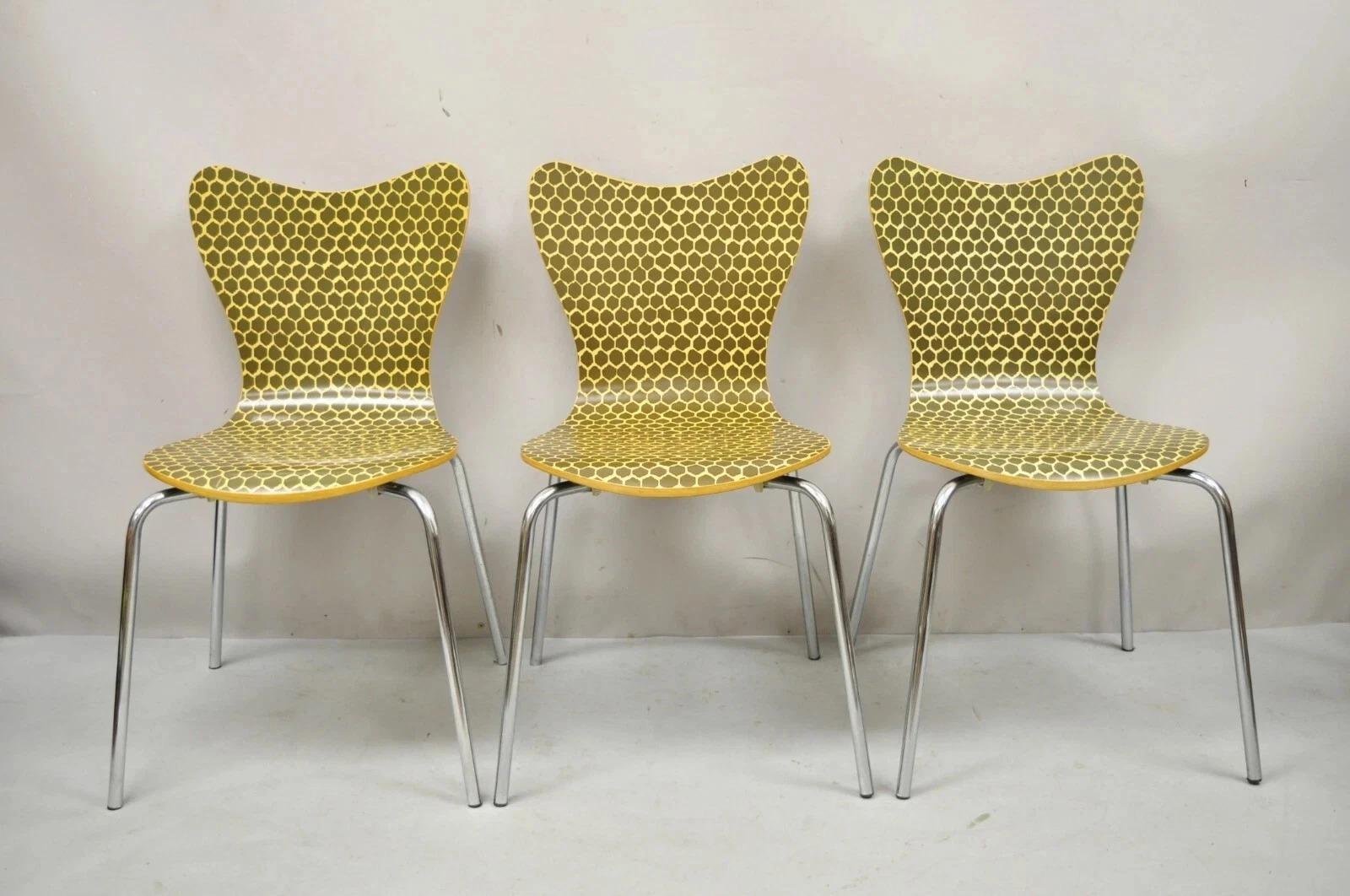 Chaises d'appoint modernes en nid d'abeilles Arne Jacobsen Série 7 - Lot de 3 en vente 2