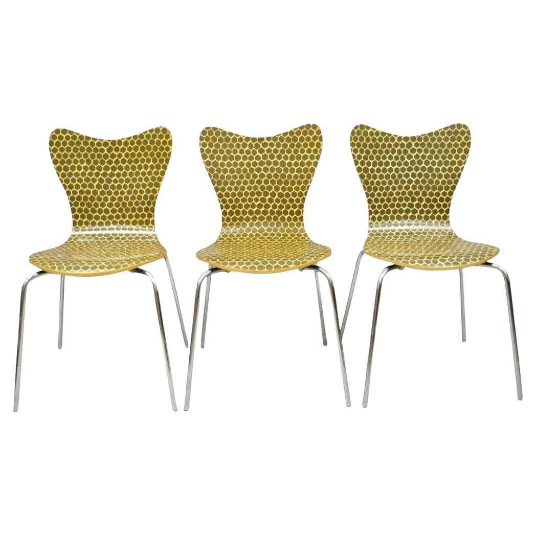 Chaises d'appoint modernes en nid d'abeilles Arne Jacobsen Série 7 - Lot de 3 en vente