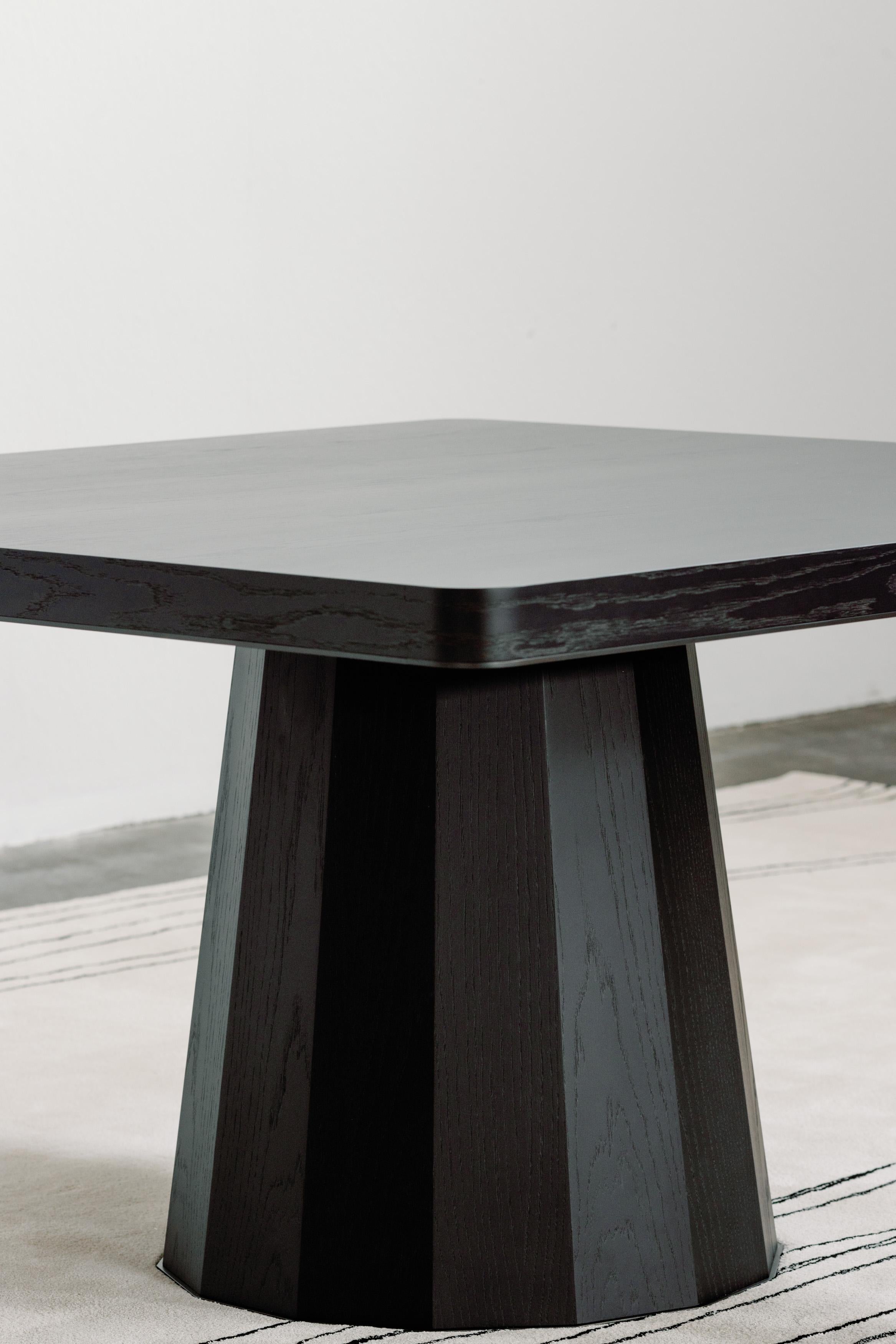 Table de salle à manger The Moderns, Oak américain, noir, laiton, fait main Greenapple en vente 4