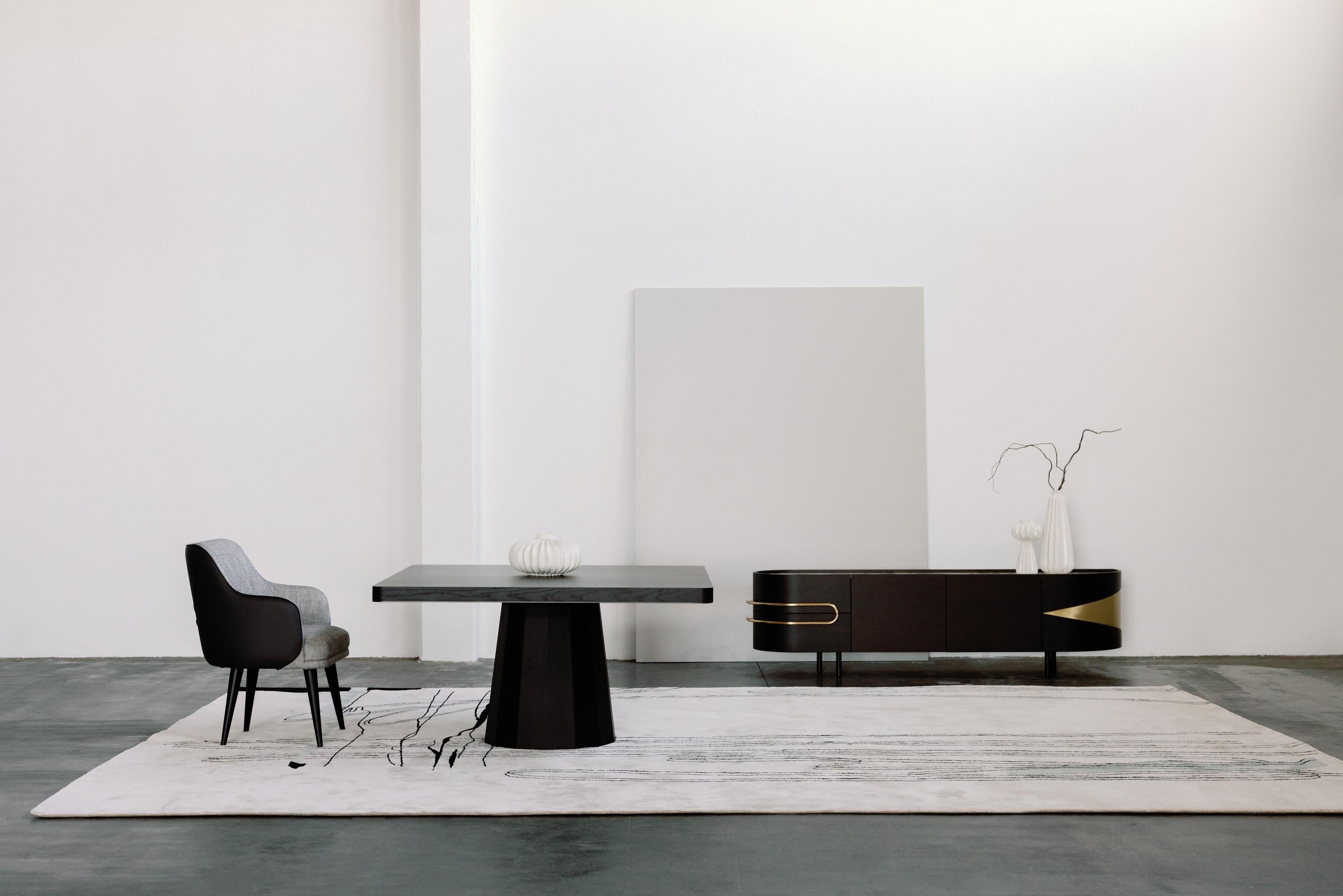 Howlite Dining Table 8-Seats, Collectional, Handcrafted in Portugal - Europe by GF Modern.

La table de salle à manger noire Howlite représente l'aube d'une nouvelle ère moderne. Fabriqué en placage de chêne américain, teinté en noir, finition à