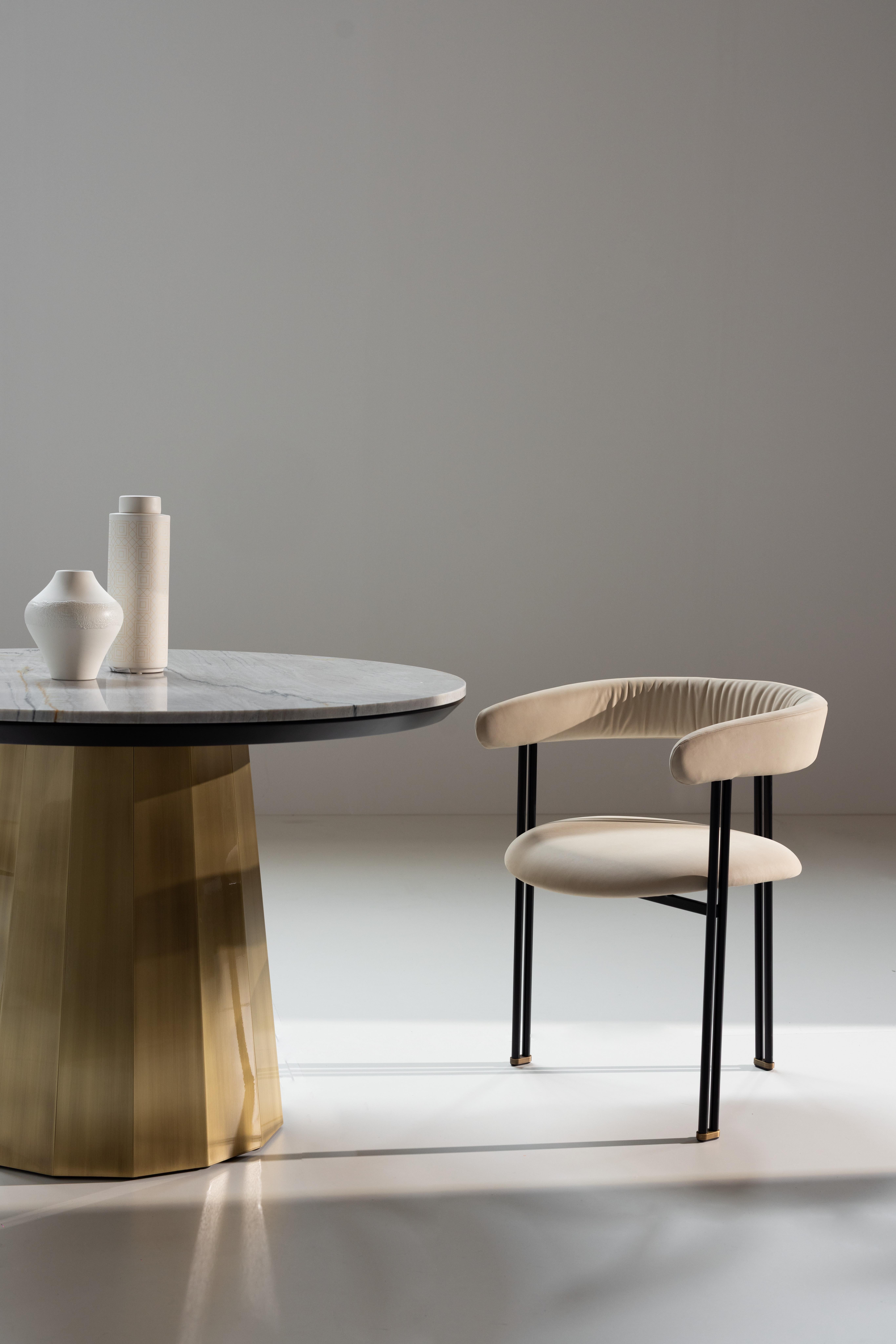 Modern Howlite Round Dining Table 4-Seats, Modern Collection, Handcrafted in Portugal - Europe by GF Modern.

La table de salle à manger Howlite représente l'aube d'une nouvelle ère moderne. Le quartzite Golden Wave du plateau de la table et la base