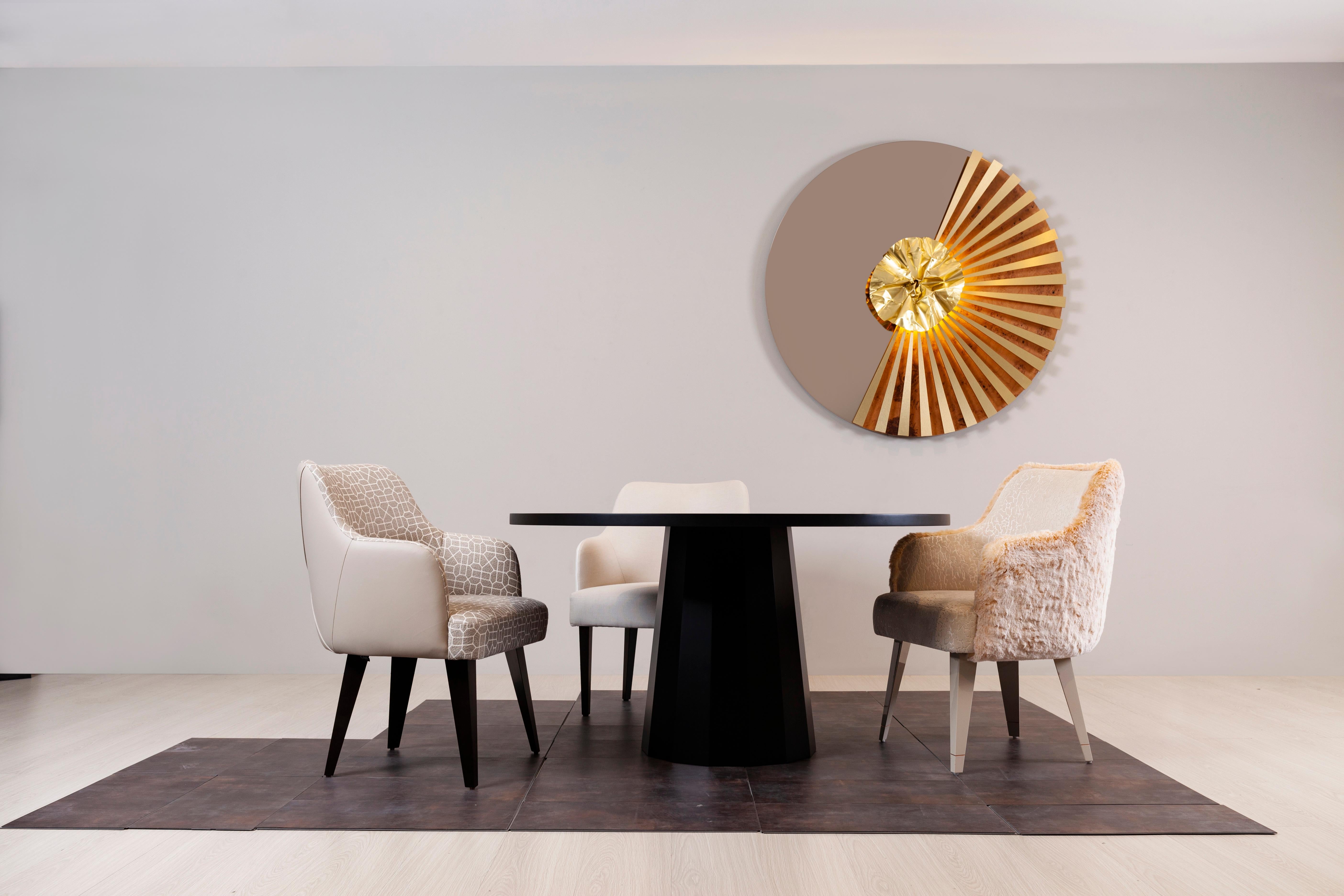 Brossé Table de salle à manger ronde moderne en Howlite, Golden Wave Quartzite, Handmade by Greenapple en vente
