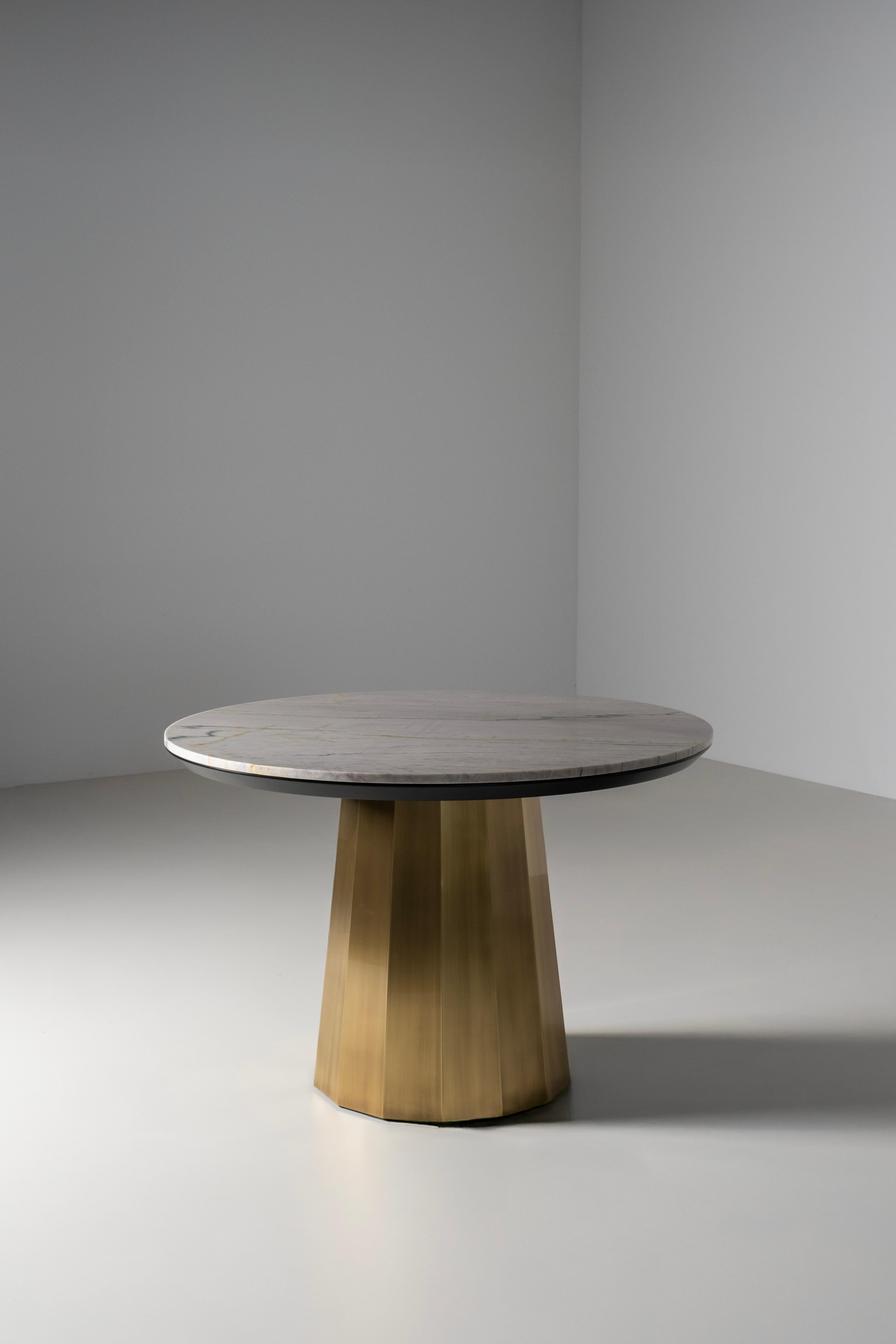 Brossé Table de salle à manger ronde moderne en Howlite, Golden Wave Quartzite, Handmade by Greenapple en vente