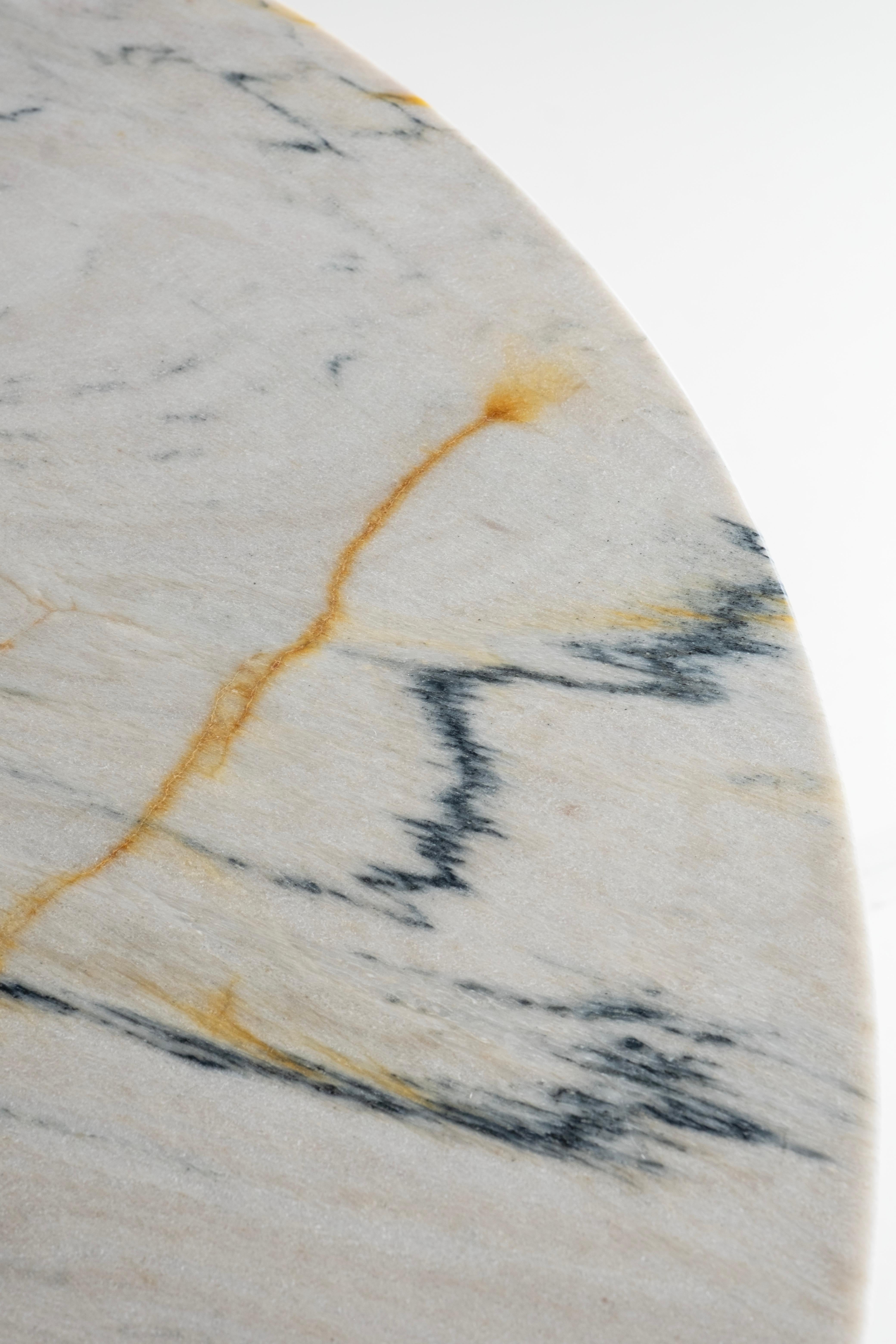 Laiton Table de salle à manger ronde moderne en Howlite, Golden Wave Quartzite, Handmade by Greenapple en vente