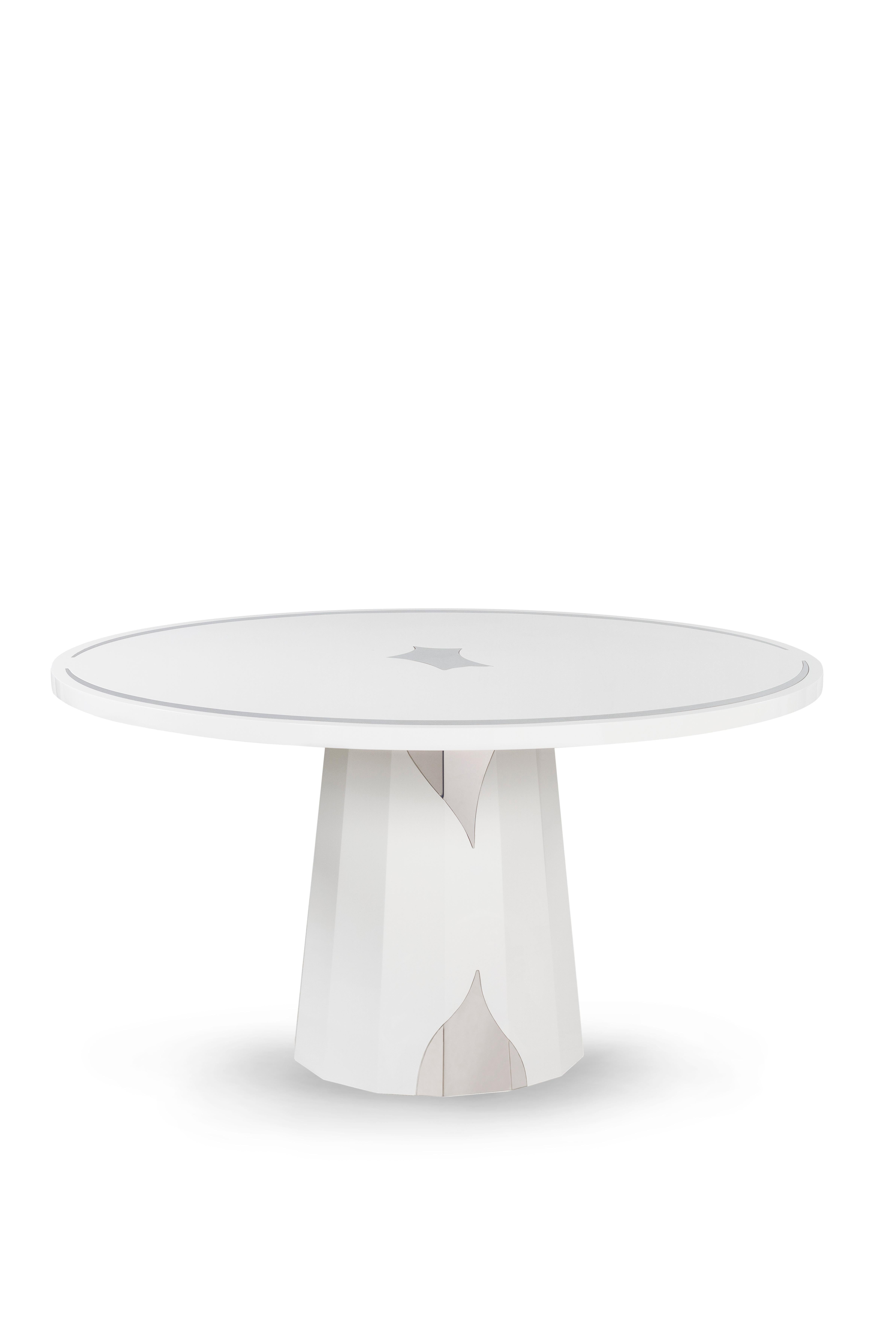 Howlite Esstisch mit 4 Sitzplätzen, Modern Collection, handgefertigt in Portugal - Europa von GF Modern.

Der weiße Esstisch Howlite steht für den Beginn einer neuen modernen Ära. Die Edelstahleinlagen ergänzen das kühne und auffällige Design und