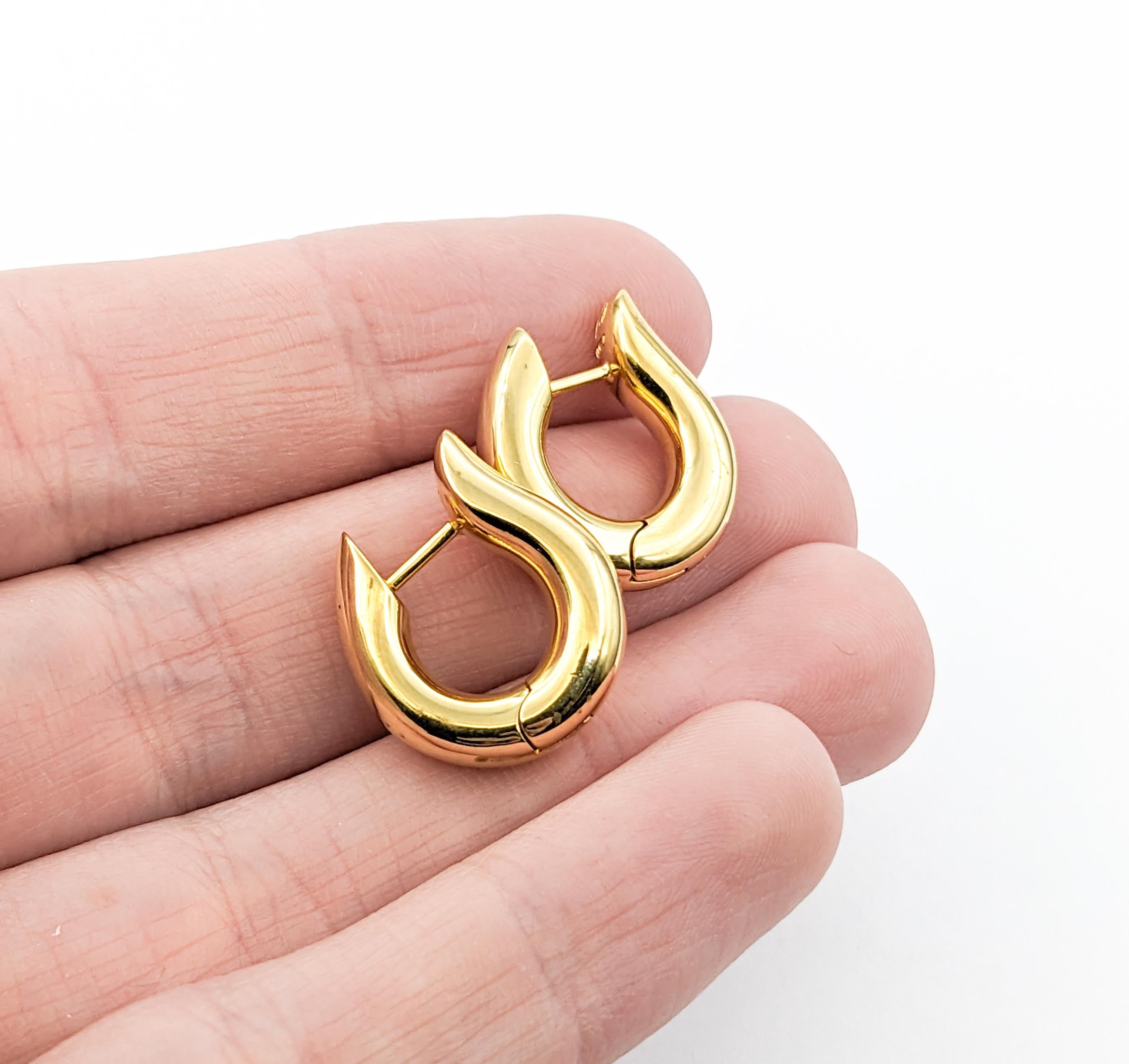 Modern Huggies Earrings In Yellow Gold In Excellent Condition For Sale In Bloomington, MN