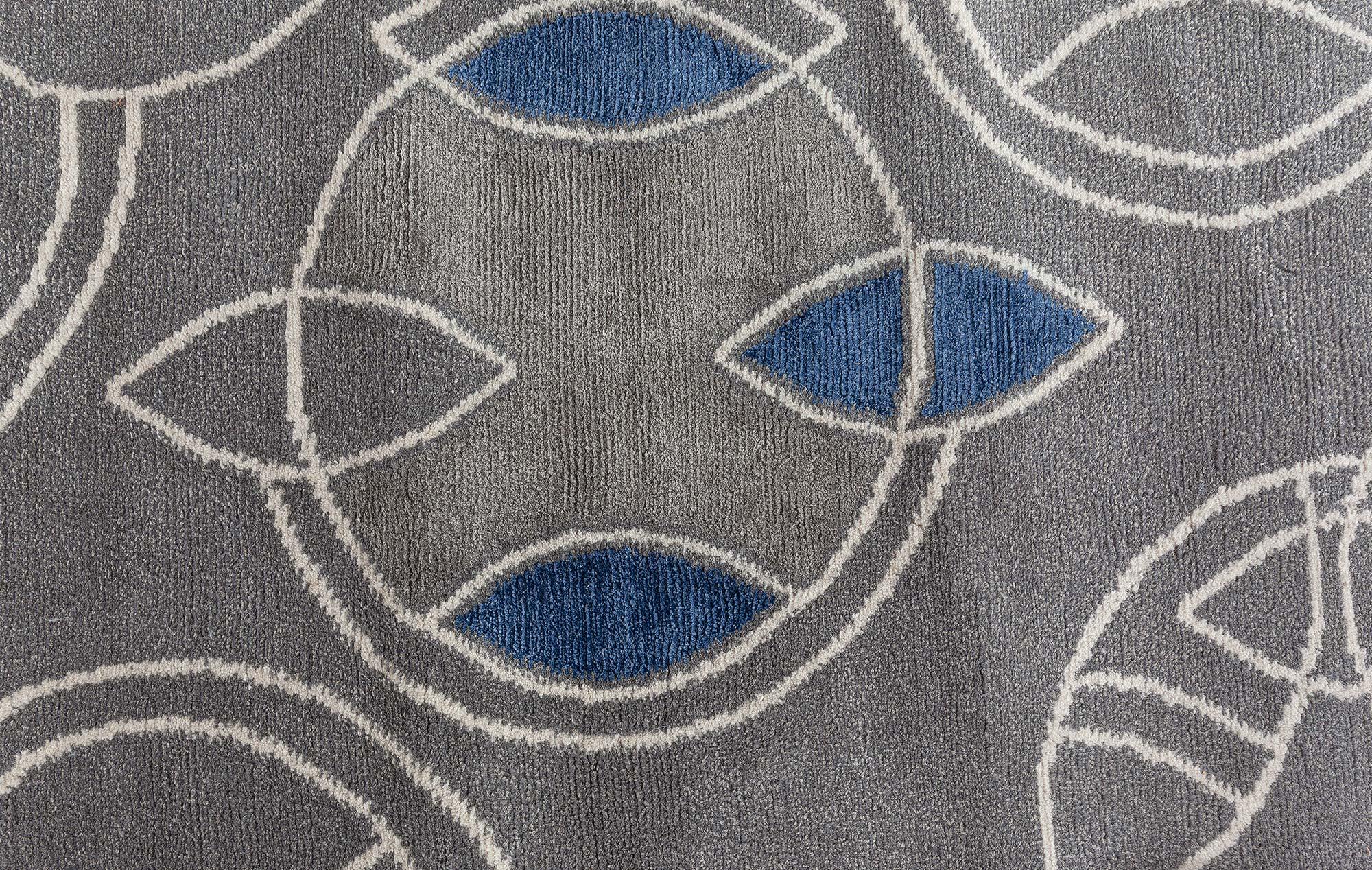 Népalais Tapis moderne Hummingbird Silver en laine et soie fait à la main par Doris Leslie Blau en vente