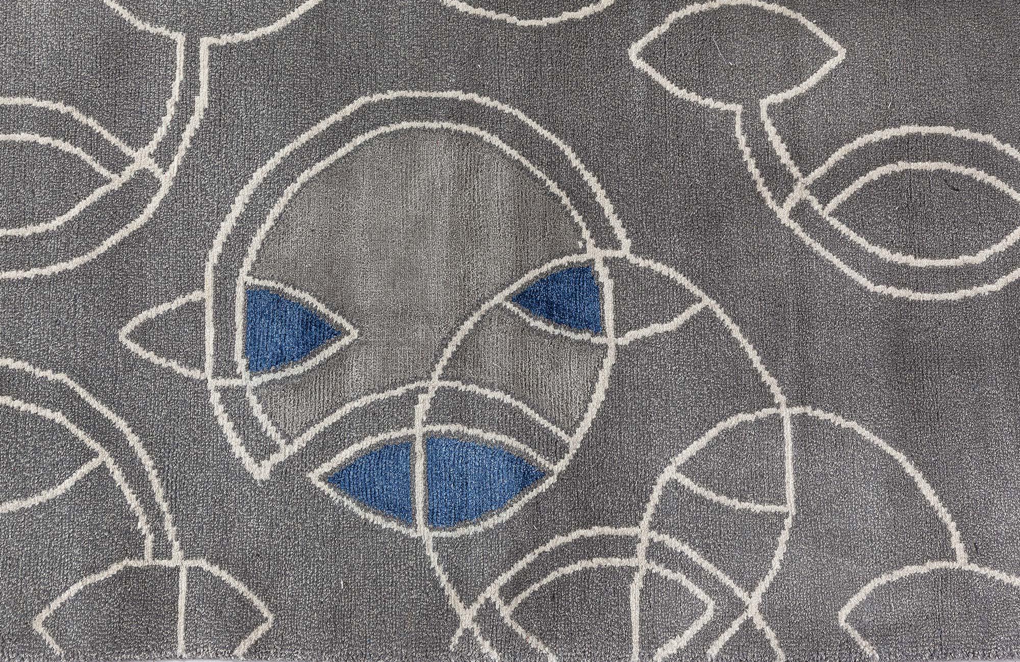 Noué à la main Tapis moderne Hummingbird Silver en laine et soie fait à la main par Doris Leslie Blau en vente