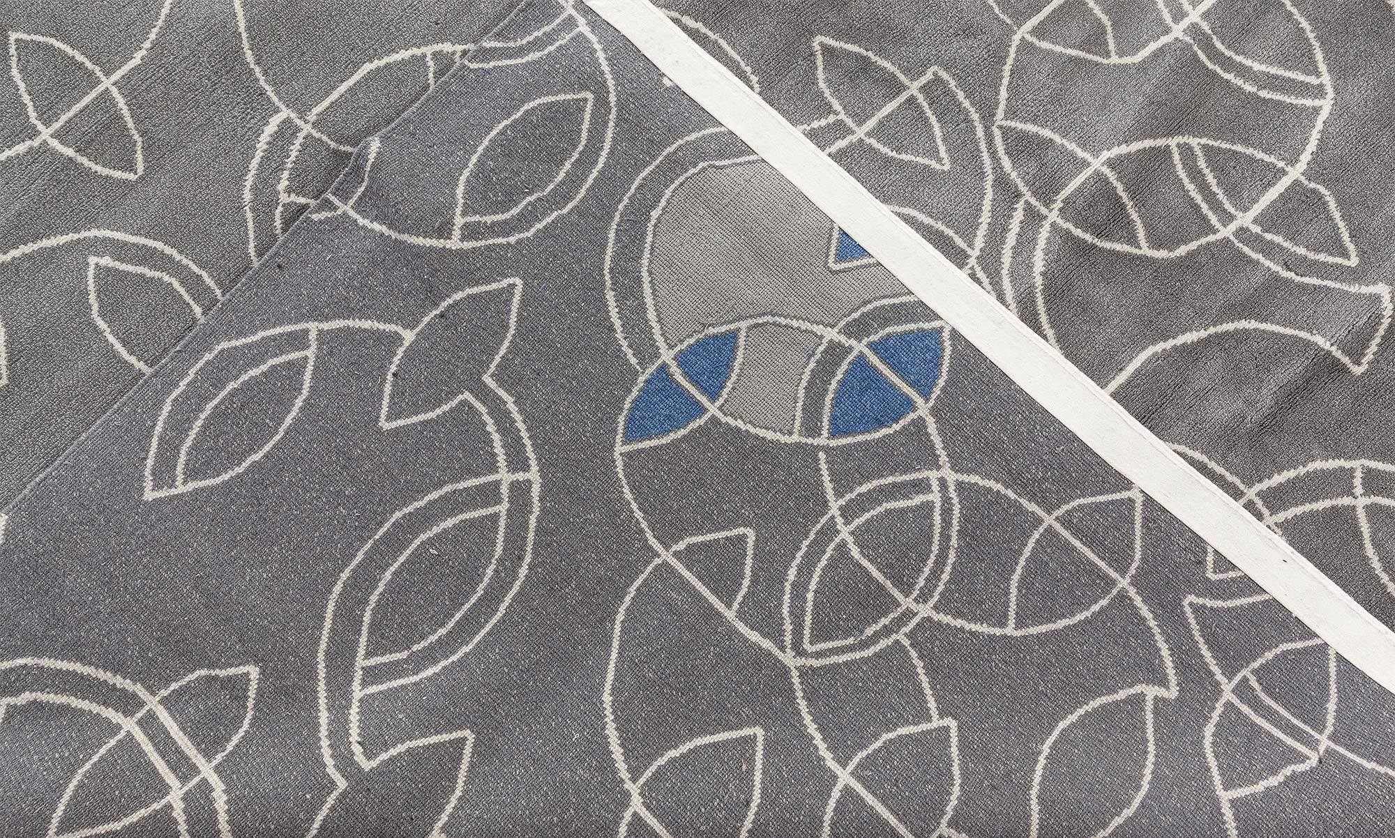 Tapis moderne Hummingbird Silver en laine et soie fait à la main par Doris Leslie Blau en vente 1