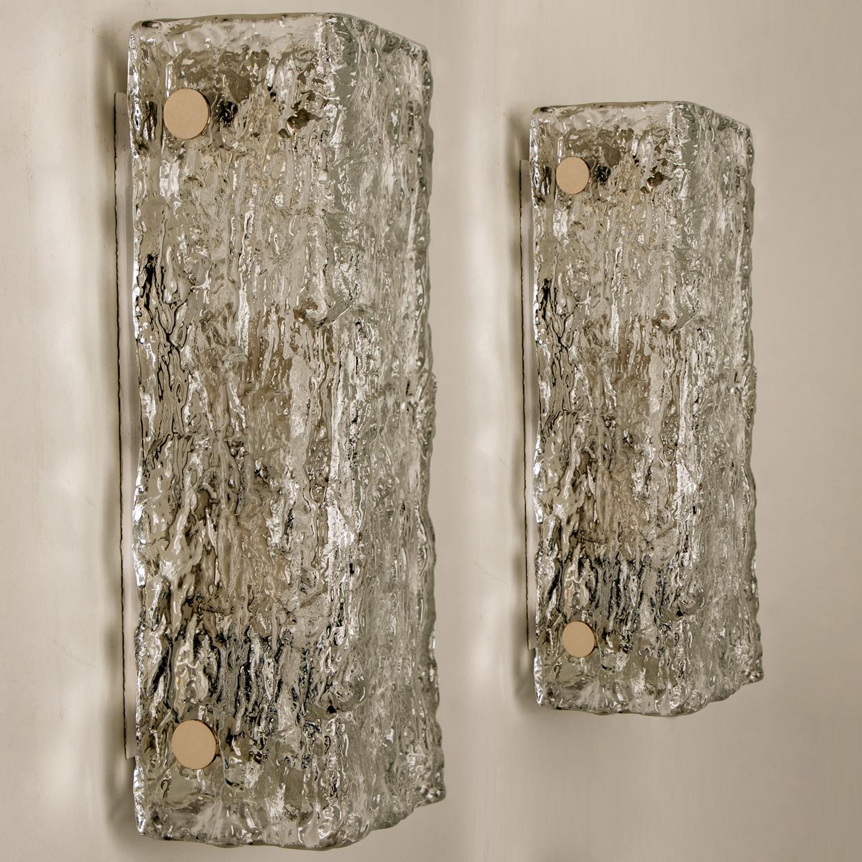 Eine der beiden Beleuchtungskörper von J.T. Kalmar, Wien, Österreich, hergestellt ca. 1960. Das Glas weist eine schöne Wellenstruktur auf, die einen schönen diffusen Lichteffekt und ein schönes Muster an der Decke, den Wänden und dem Boden erzeugt.