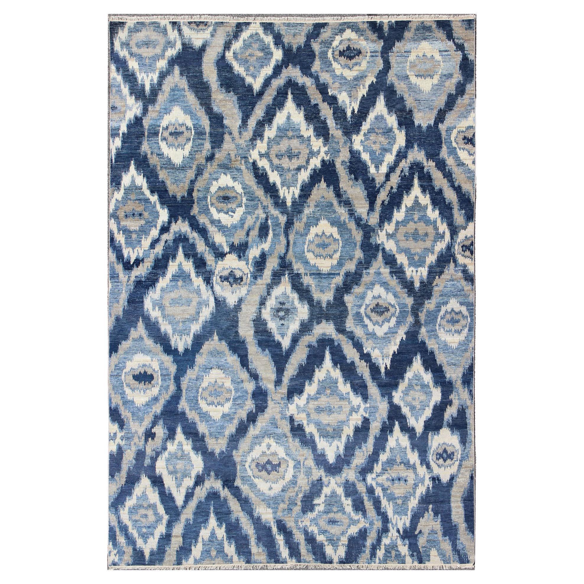 Fein gefertigter moderner Ikat-Teppich mit All-Over-Geometrien in Blau, Taupe und Elfenbein