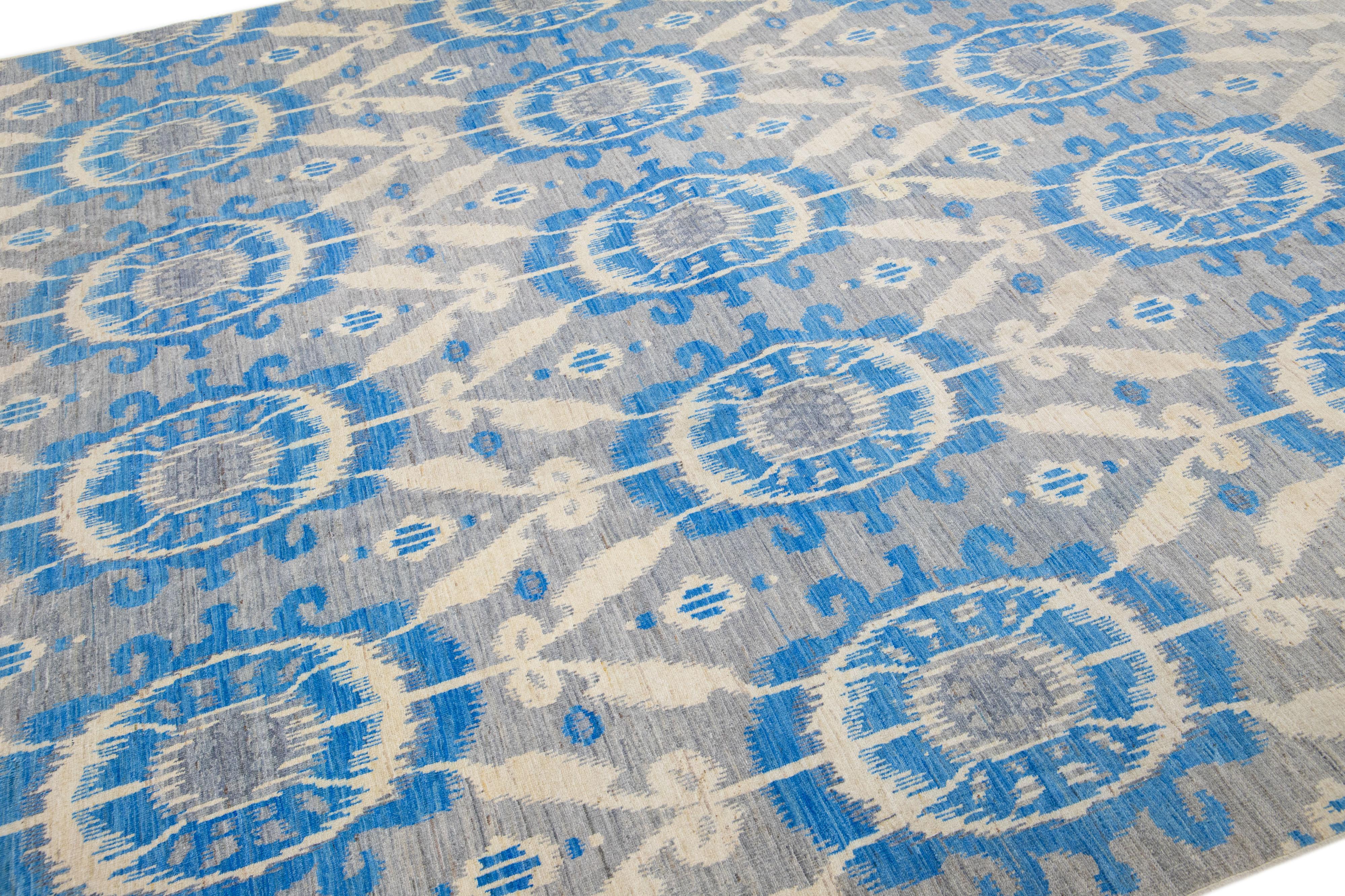 Moderner grauer Ikat-Teppich aus Wolle und Seide mit Allover-Muster (Art déco) im Angebot