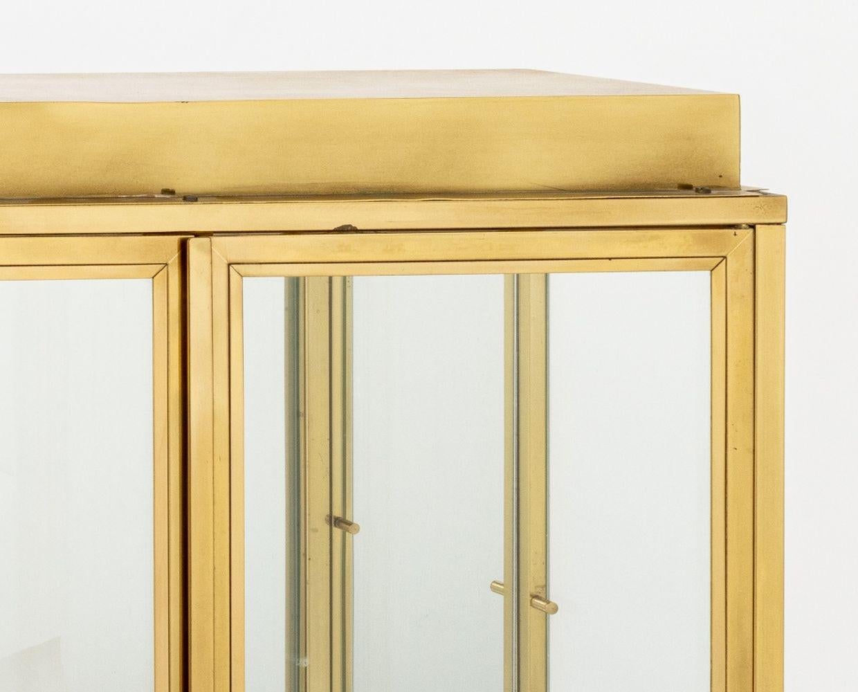 Modern Illuminated Brass and Glass Display Cabinet In Good Condition For Sale In Astoria, NY