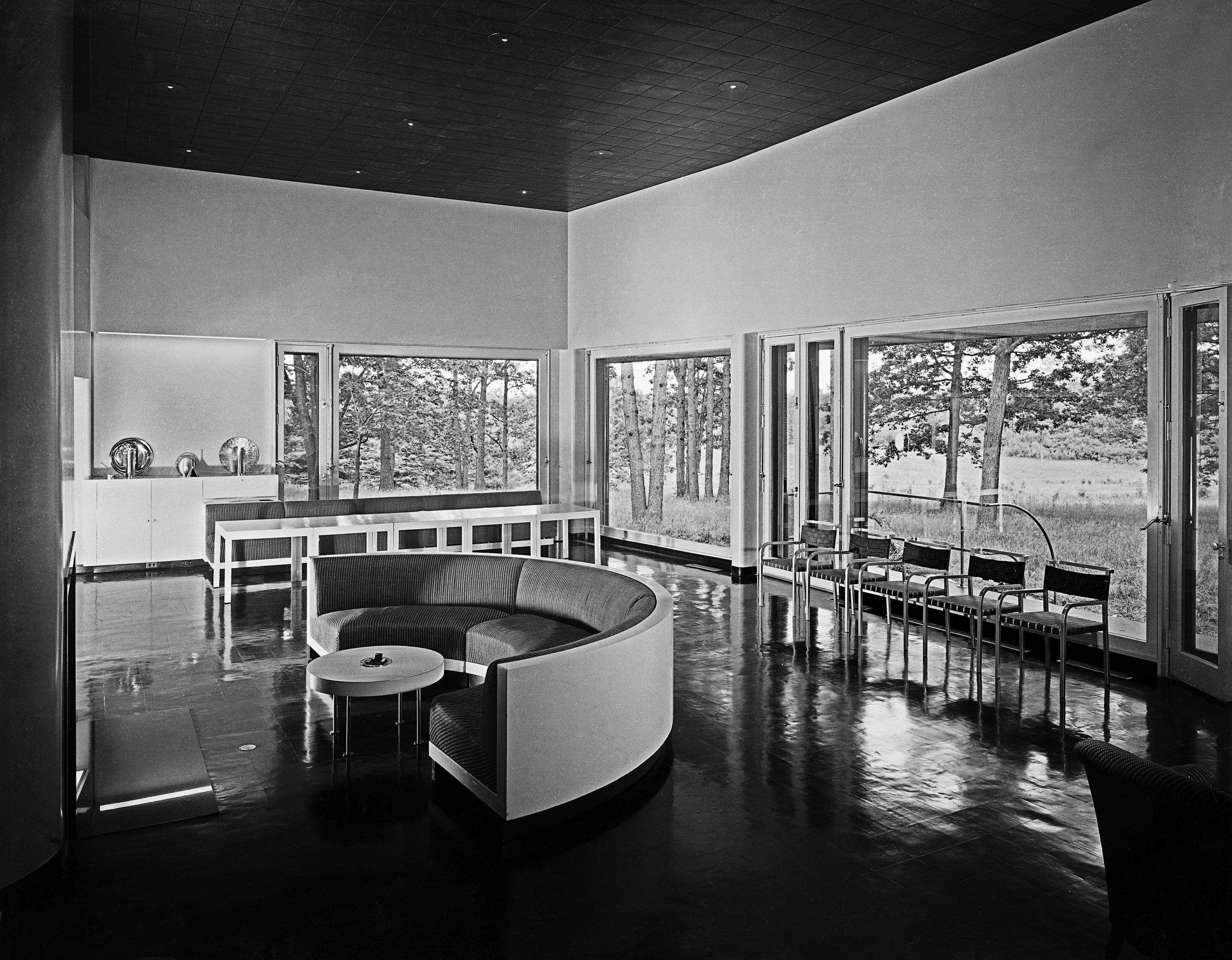 Moderne Häuser im Mittleren Chicagoer Stil, 1929-1975 im Zustand „Neu“ im Angebot in New York City, NY