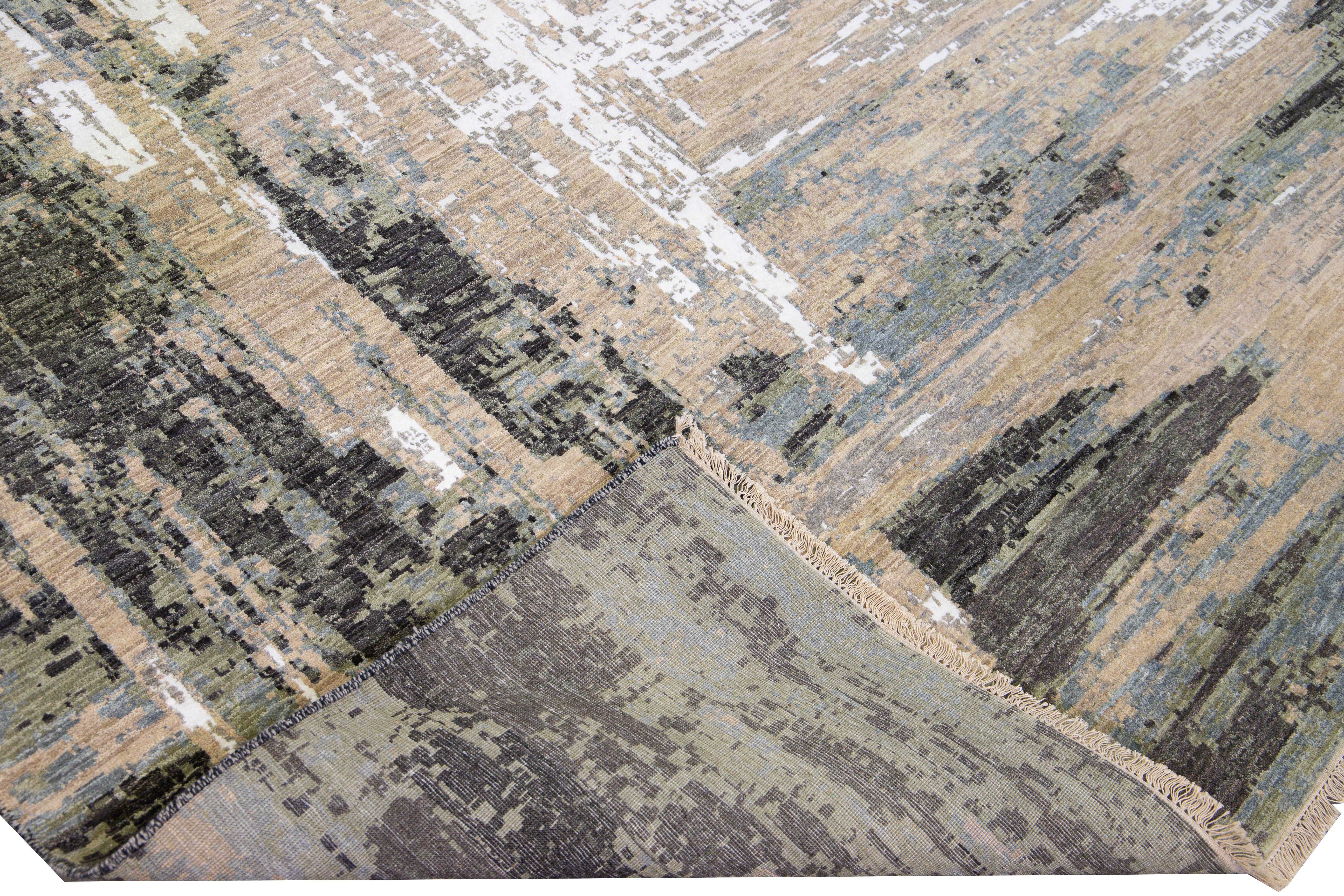 Schöner moderner indischer handgeknüpfter Woll- und Seidenteppich mit beigem Feld. Dieser moderne Teppich hat graue, braune, elfenbeinfarbene und braune Akzente und ein wunderschönes abstraktes Allover-Muster.

Dieser Teppich misst: 10'1