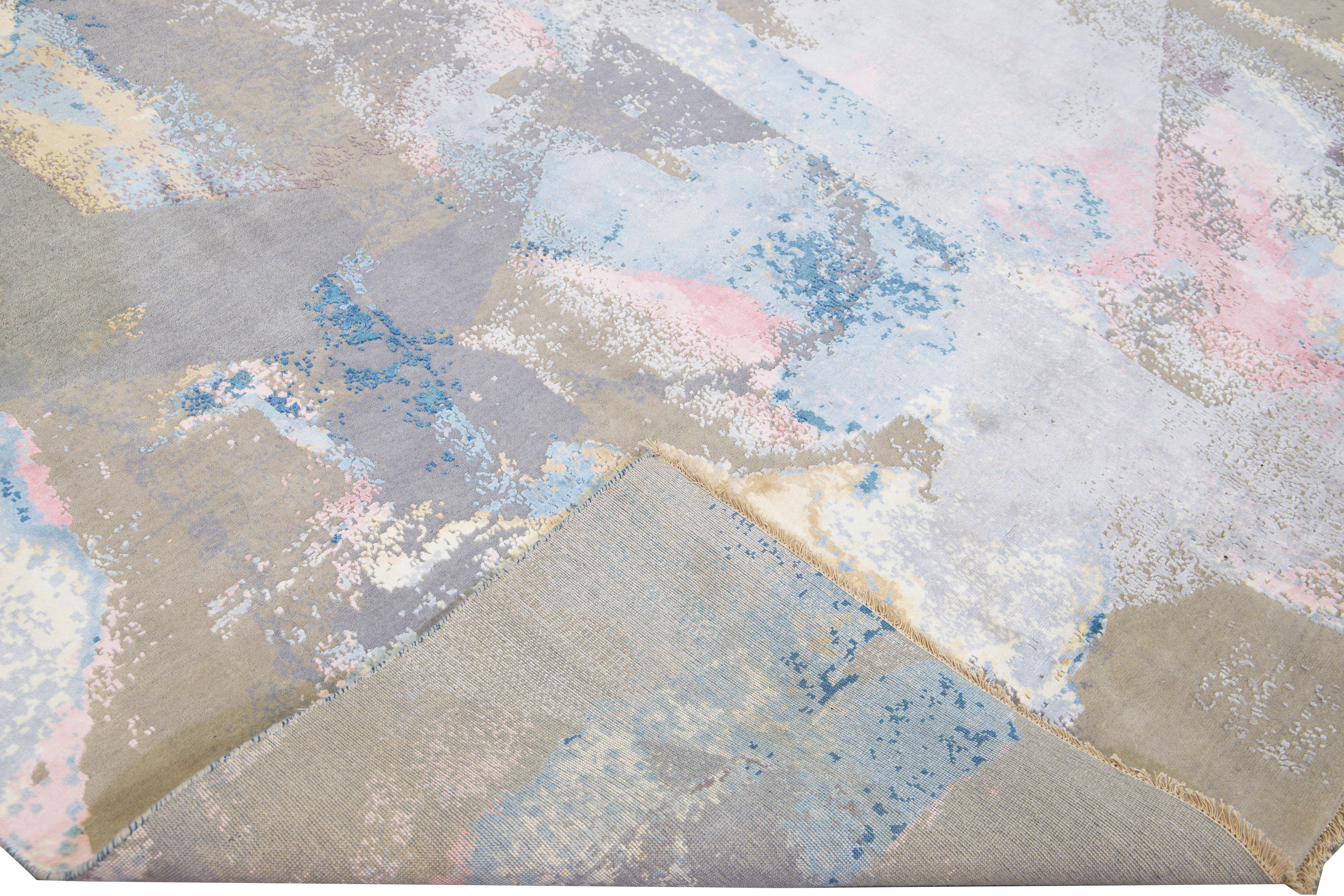 Schöner moderner indischer handgeknüpfter Woll- und Seidenteppich mit grauem Feld. Dieser moderne Teppich hat beige, blaue, rosa und gelbe Akzente ein wunderschönes Layout Expressionismus abstraktes Design.

Dieser Teppich misst: 9'1