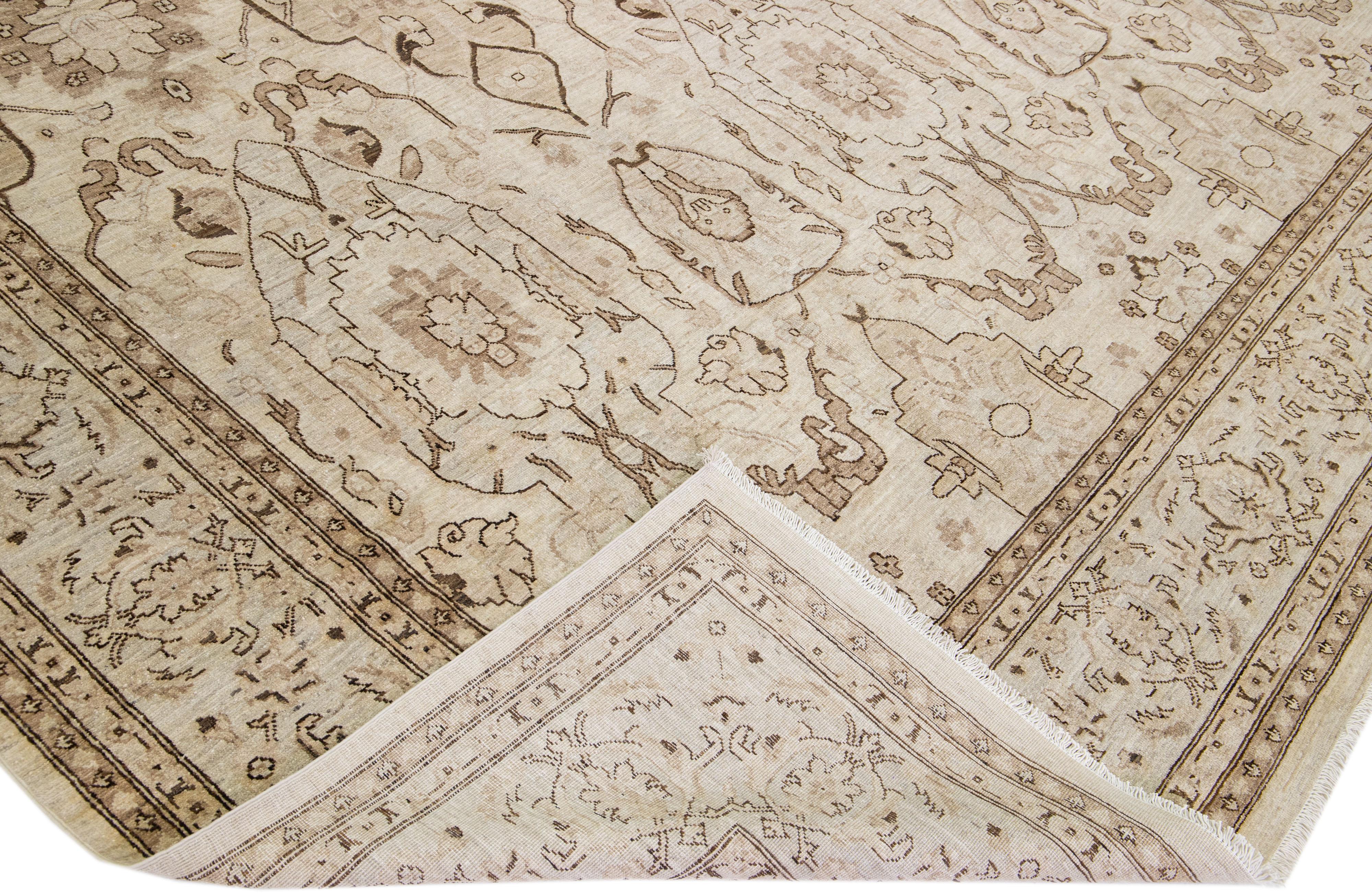 Magnifique tapis antique Agra en laine nouée à la main avec un champ de couleur beige. Ce tapis indien présente des accents bruns dans un magnifique motif floral.

Ce tapis mesure : 11'6