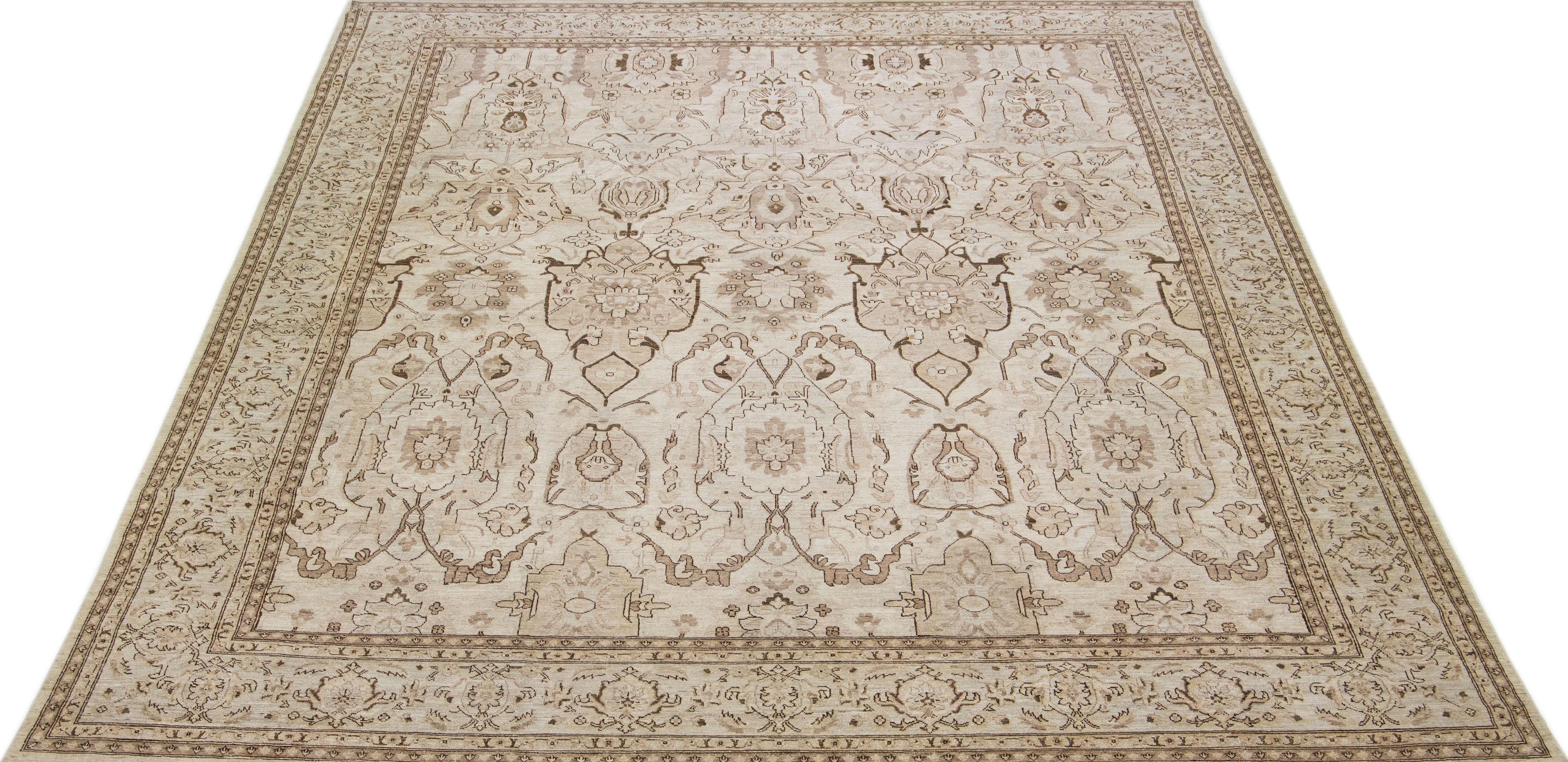 Anglo-indien Tapis indien moderne Agra en laine beige fait à la main avec motif sur toute sa surface  en vente