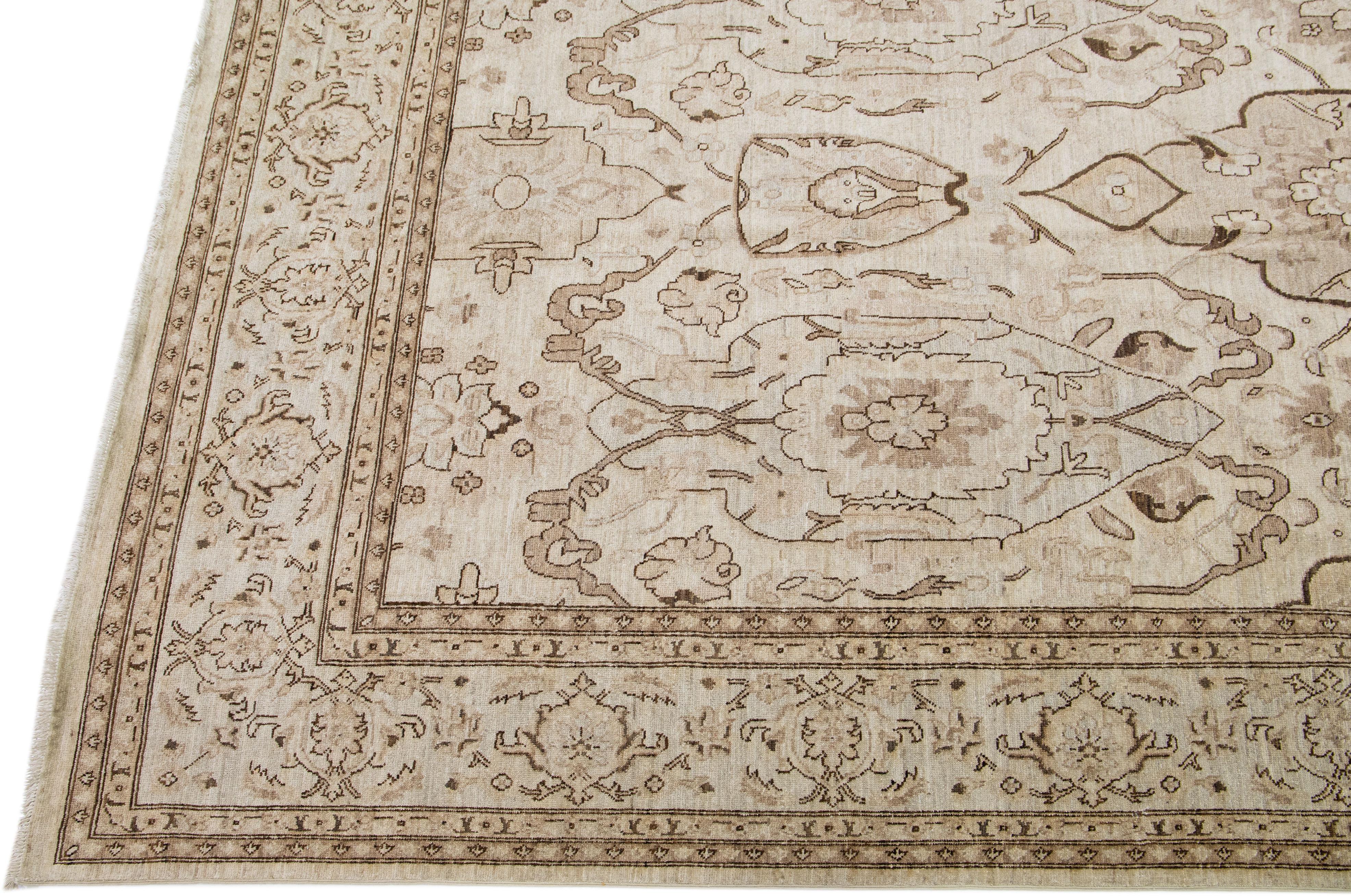 Noué à la main Tapis indien moderne Agra en laine beige fait à la main avec motif sur toute sa surface  en vente