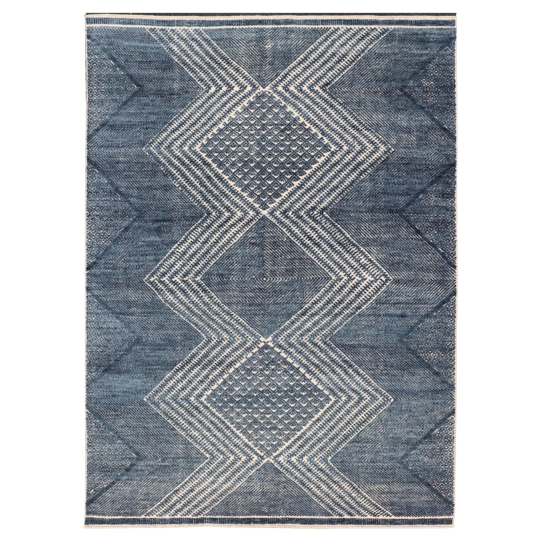 Tapis indien moderne à motifs tribaux en denim bleu et ivoire