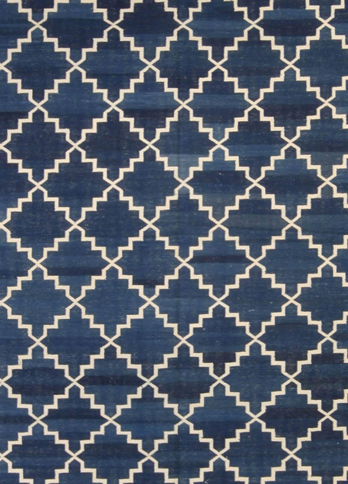 Tapis indien moderne en coton bleu et blanc, fabriqué à la main par Doris Leslie Blau.
Taille : 11.10